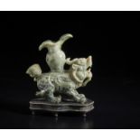 Arte Cinese A jade sculpture depicting a buddhist lion holding a vase on its backChina, 20th centur