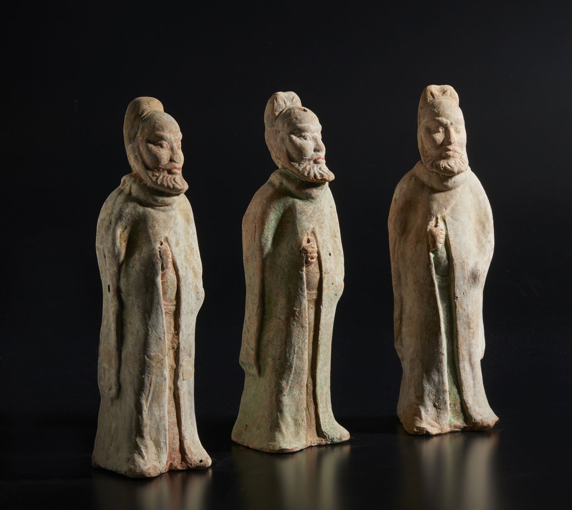 Arte Cinese  A group of three terracotta standing figures China, Tang dynasty, 9th century . - Bild 2 aus 6