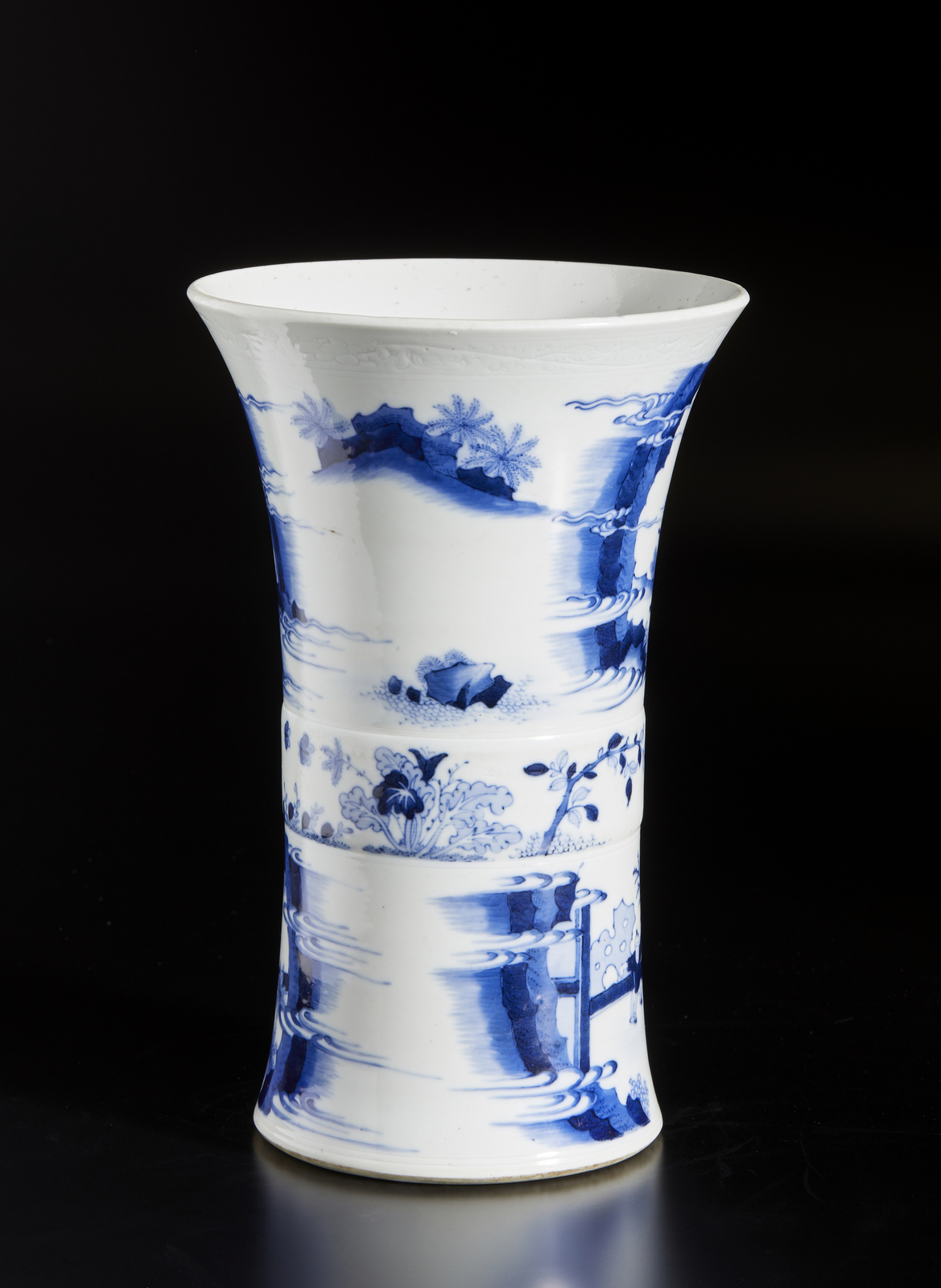 Arte Cinese A blue and white porcelain trumpet vaseChina, Qing dynasty, 18th century . - Image 3 of 5