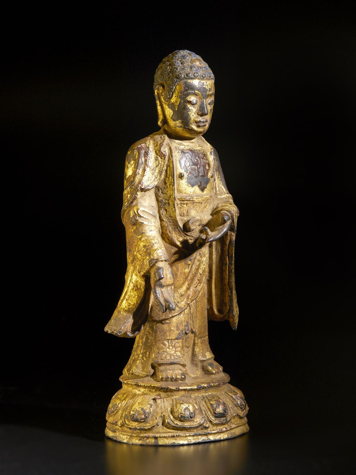 Arte Cinese A gilt lacquered bronze figure of standing BuddhaChina, Ming dynasty, 16th century. - Image 2 of 4