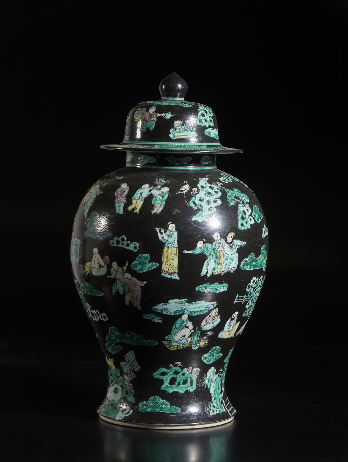 Arte Cinese A famille noir porcelian potiche with cover China, Qing dynasty, 19th century .