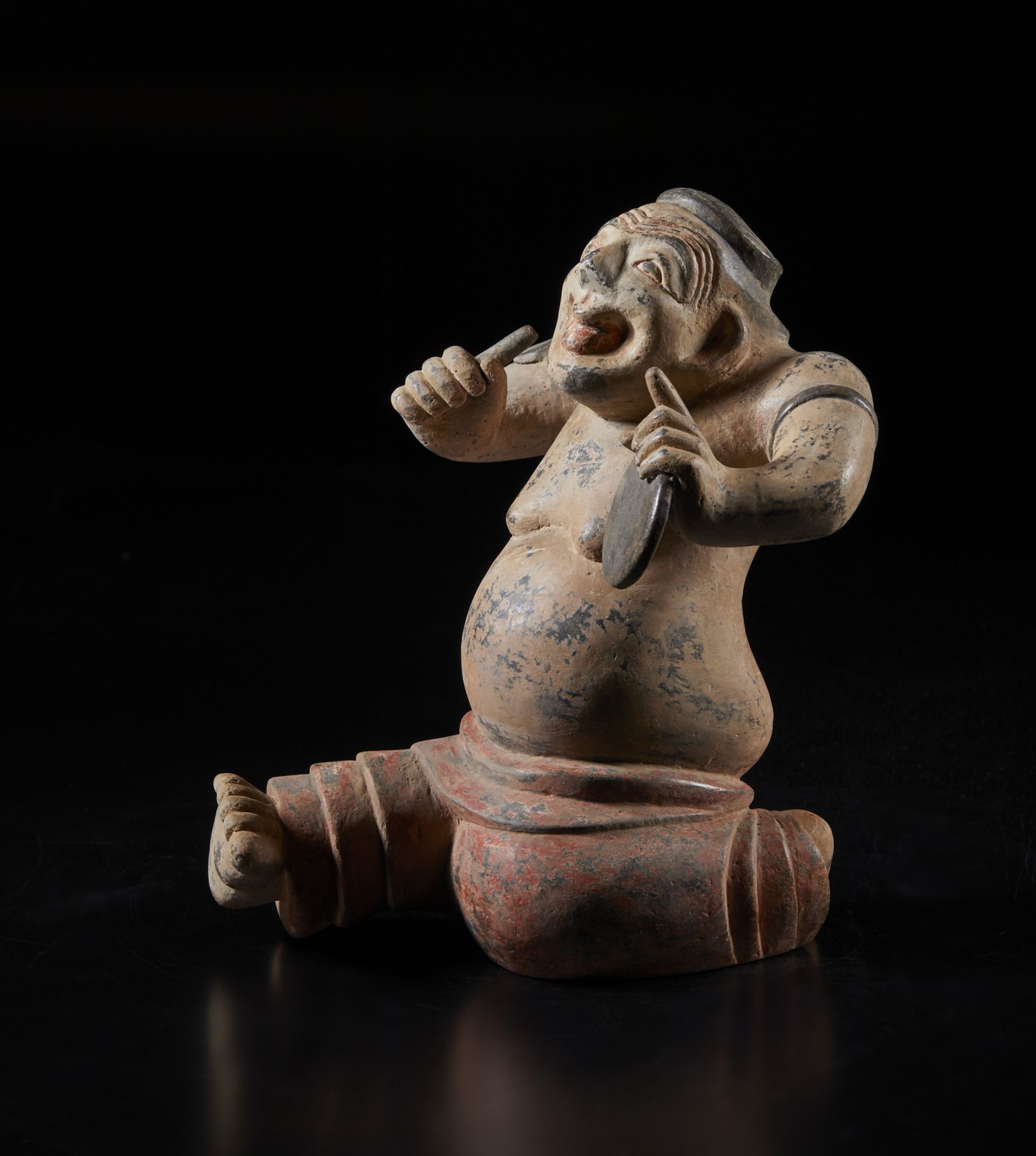 Arte Cinese  A rare and fine figure of a cymbal playerChina, Tang dynasty, 12th century. - Bild 2 aus 4