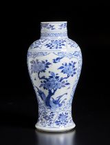 Arte Cinese A blue and white porcelain balauster vaseChina, 17th century.