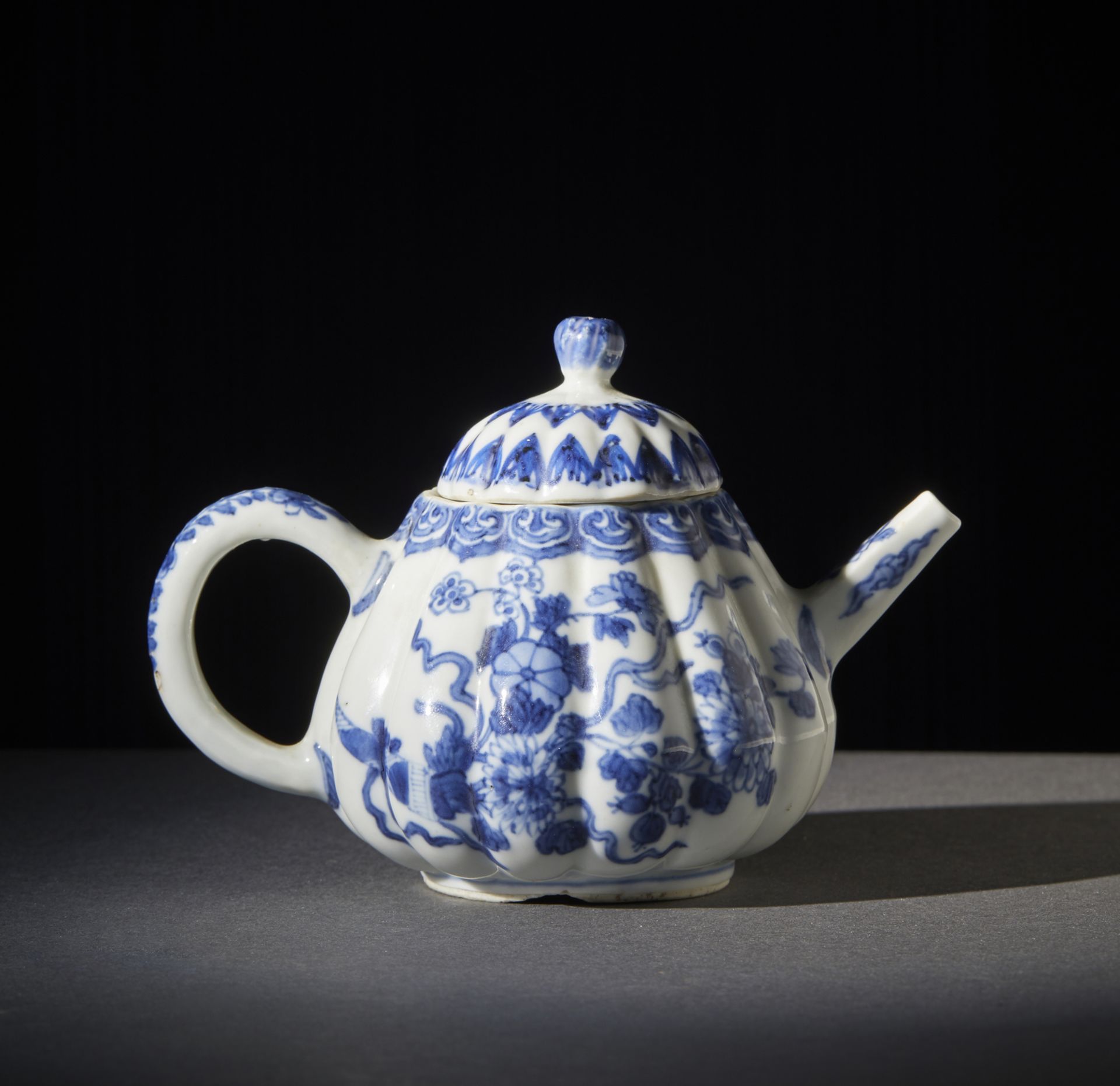 Arte Cinese  A blue and white ribbed porcelain teapot. China, Qing dynasty, Kangxi period, 18th cent - Bild 2 aus 3