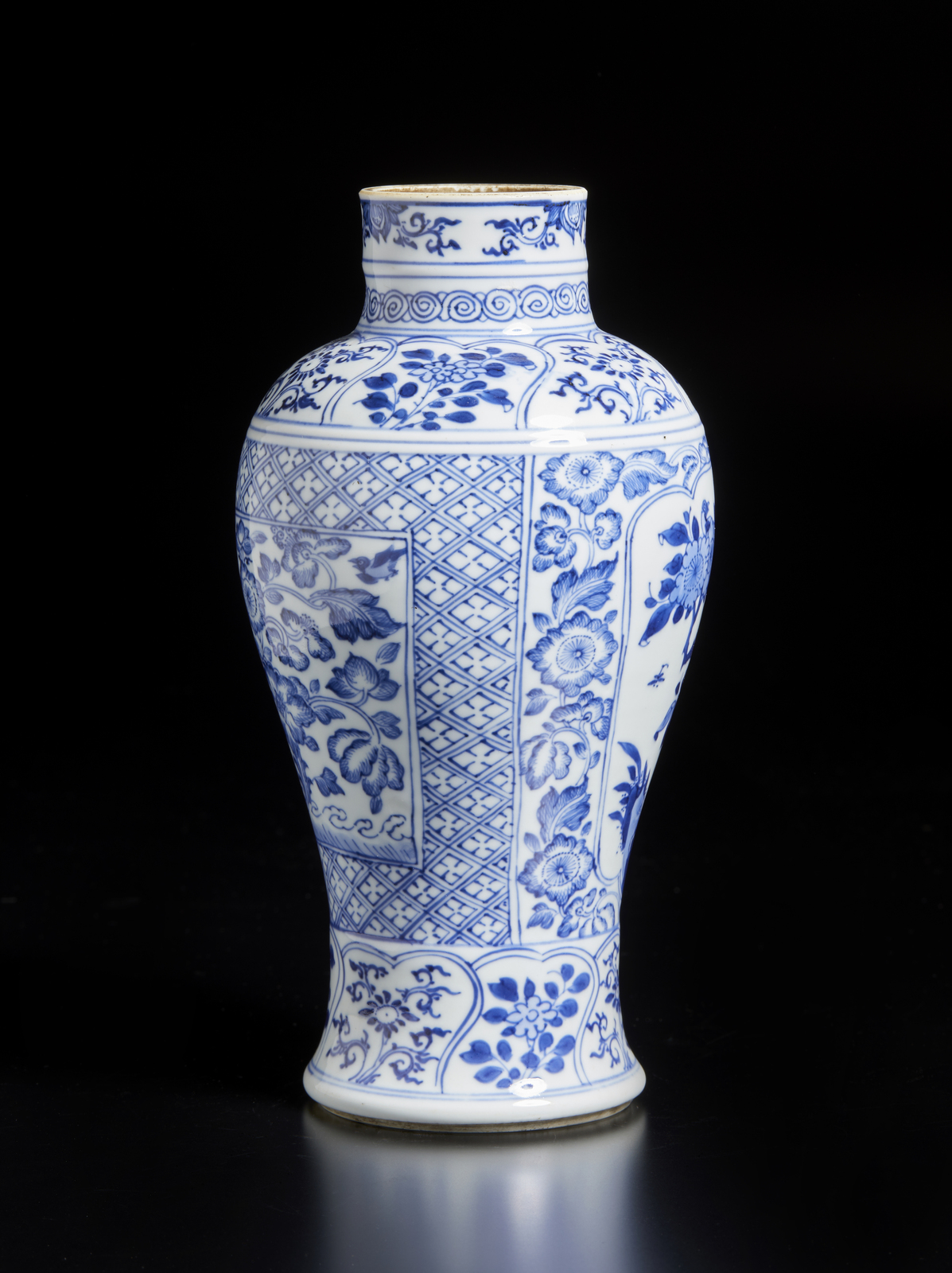Arte Cinese A blue and white porcelain balauster vaseChina, 17th century. - Image 3 of 3