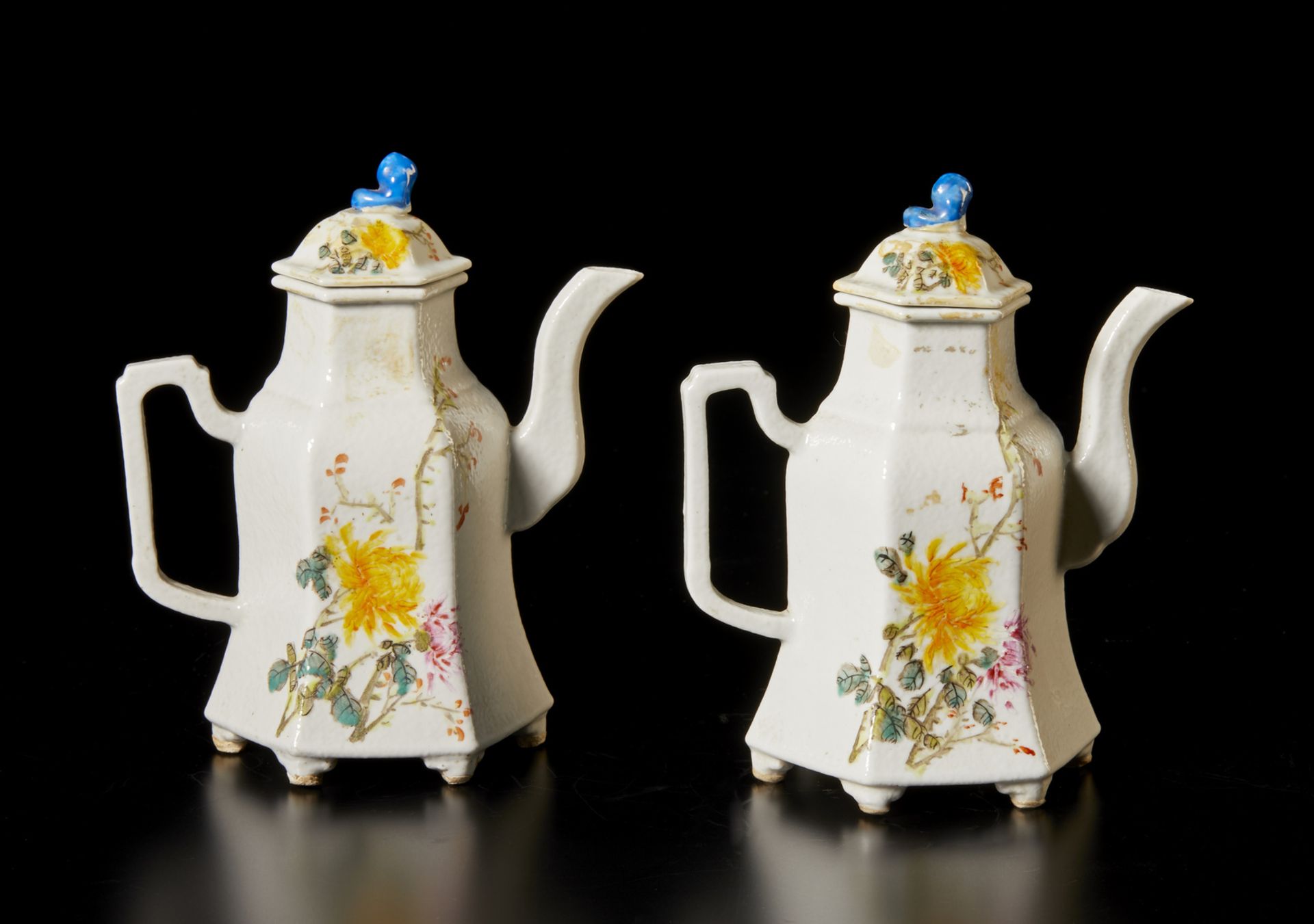 Arte Cinese  A pair of famille rose hexagonal shaped porcelain teapots China, ealry 20th century . - Bild 3 aus 4