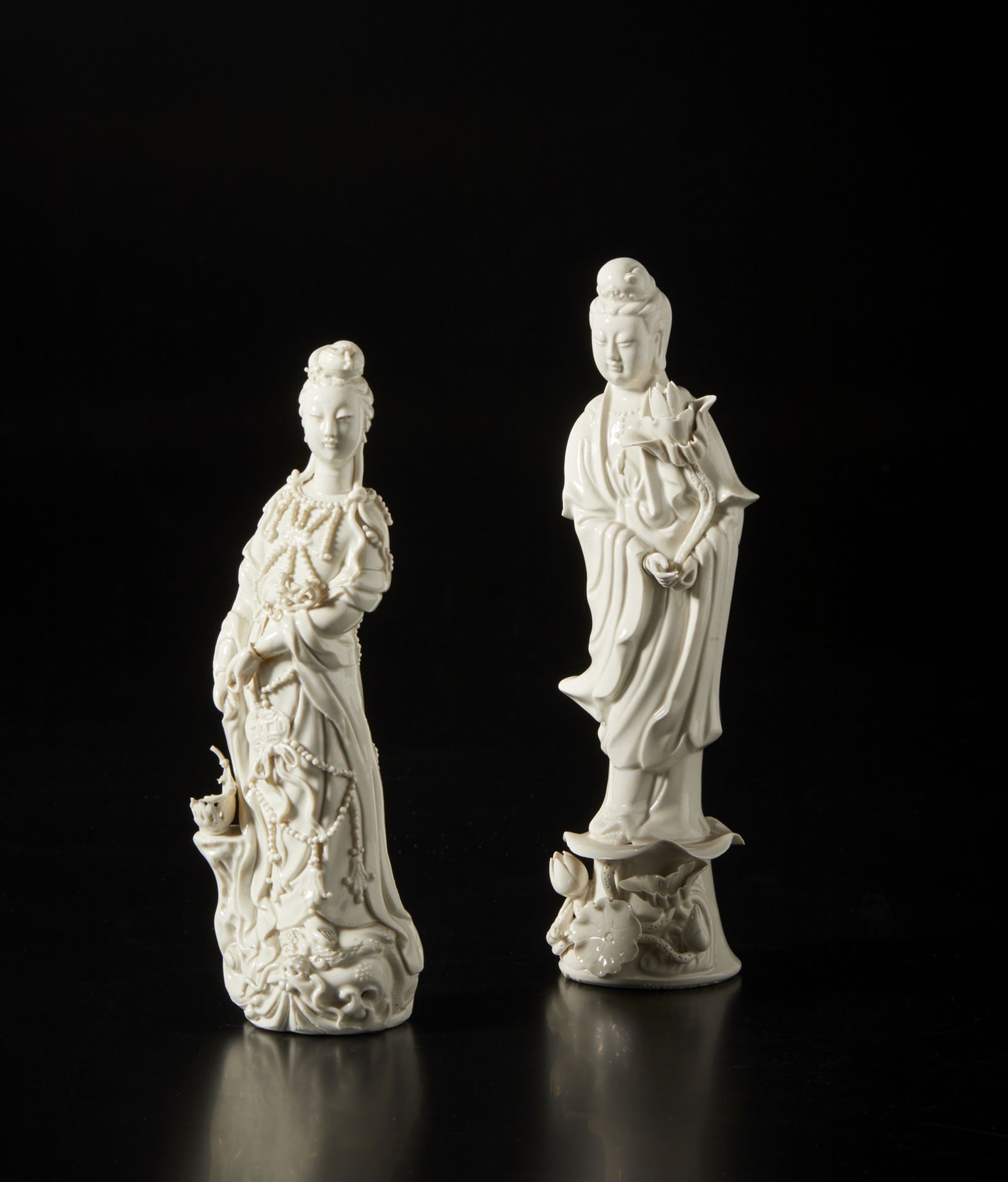 Arte Cinese Five Dehua porcelain sculptures depicting Guanyjn holding a blooming lotus branchChina, - Image 4 of 5