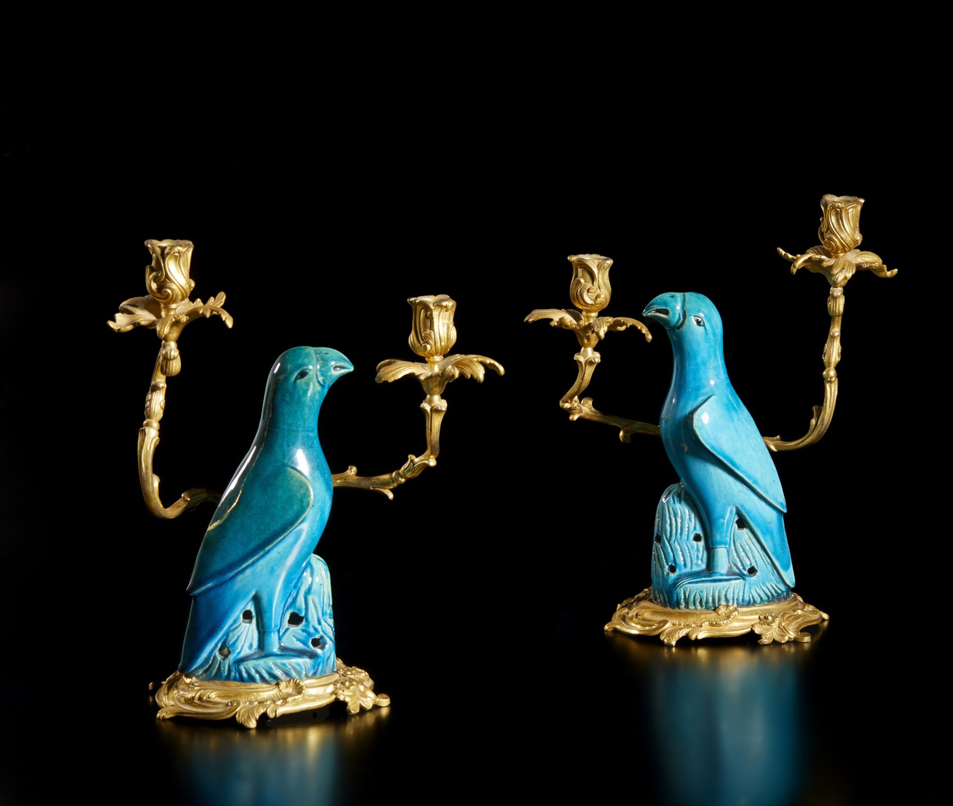 Arte Cinese  A pair of gilded bronze chandlesticks with blue glazed porcelain parrotsChina, Qing, 19 - Bild 4 aus 8