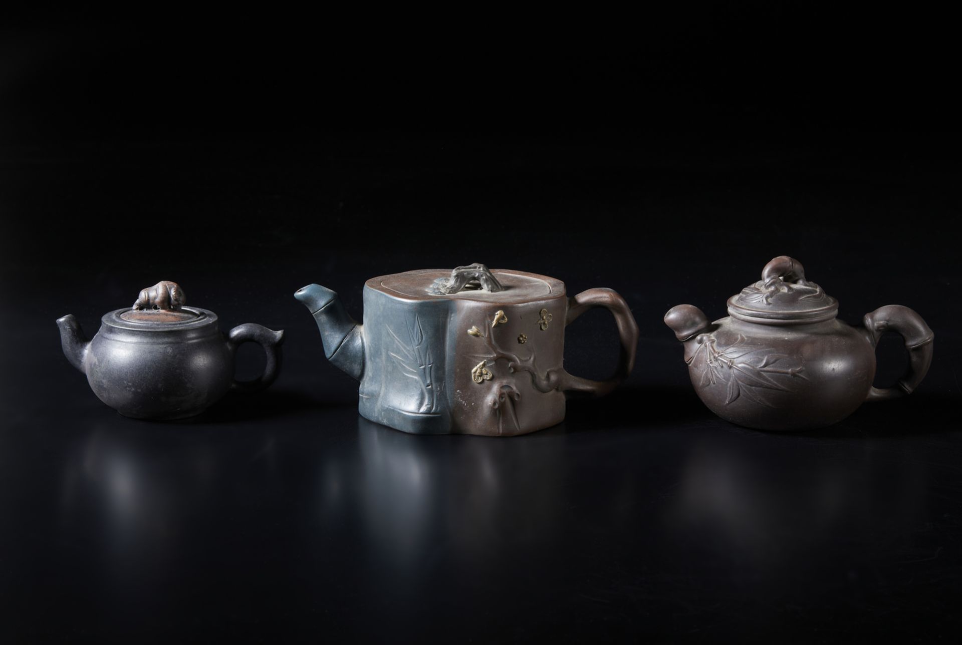 Arte Cinese  A group of five Yixing earthenware teapots China, Republic period. - Bild 2 aus 7