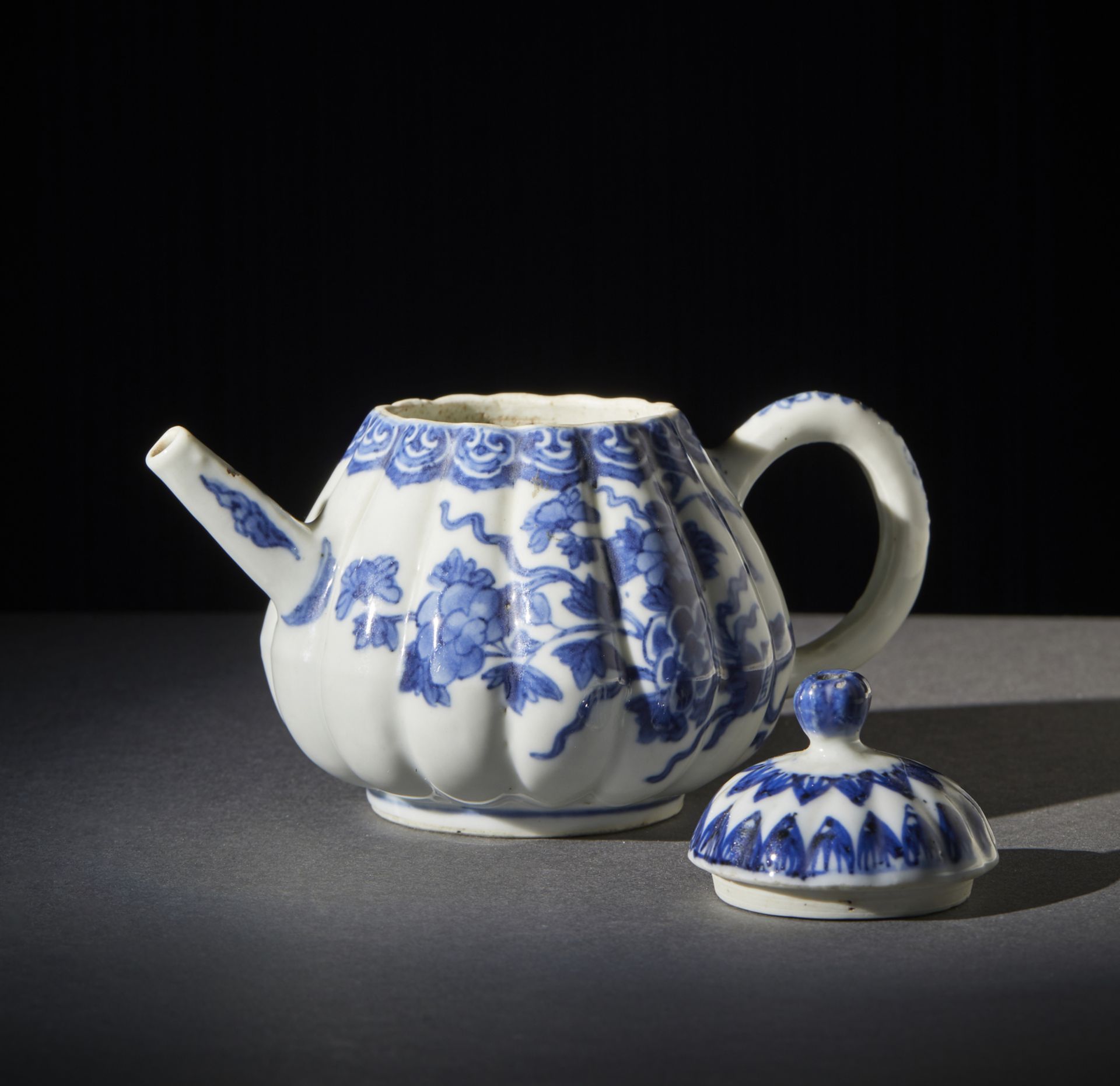 Arte Cinese  A blue and white ribbed porcelain teapot. China, Qing dynasty, Kangxi period, 18th cent - Bild 3 aus 3