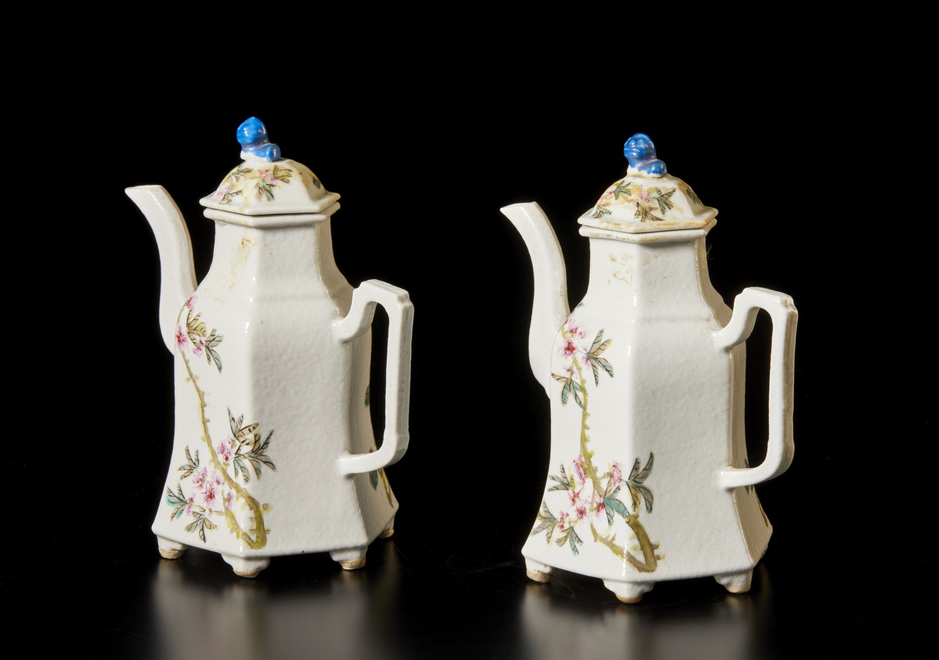 Arte Cinese  A pair of famille rose hexagonal shaped porcelain teapots China, ealry 20th century . - Bild 2 aus 4