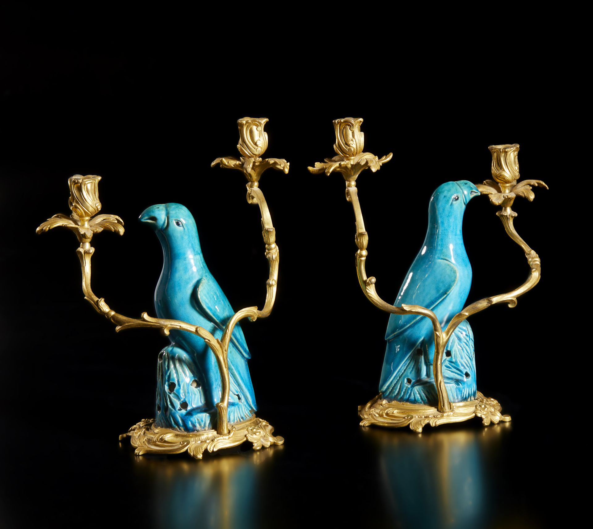 Arte Cinese  A pair of gilded bronze chandlesticks with blue glazed porcelain parrotsChina, Qing, 19 - Bild 3 aus 8