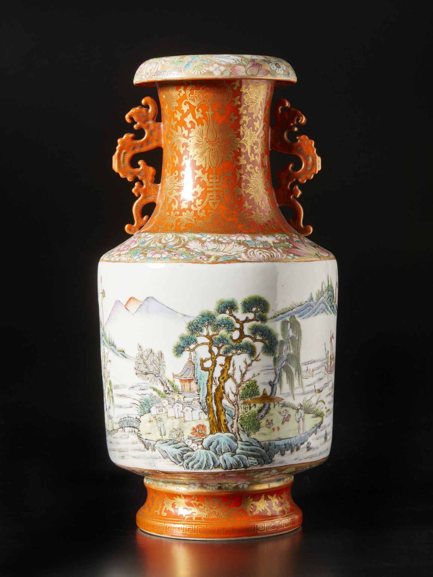 Arte Cinese A famille rose porcelain vase China, Republic period.