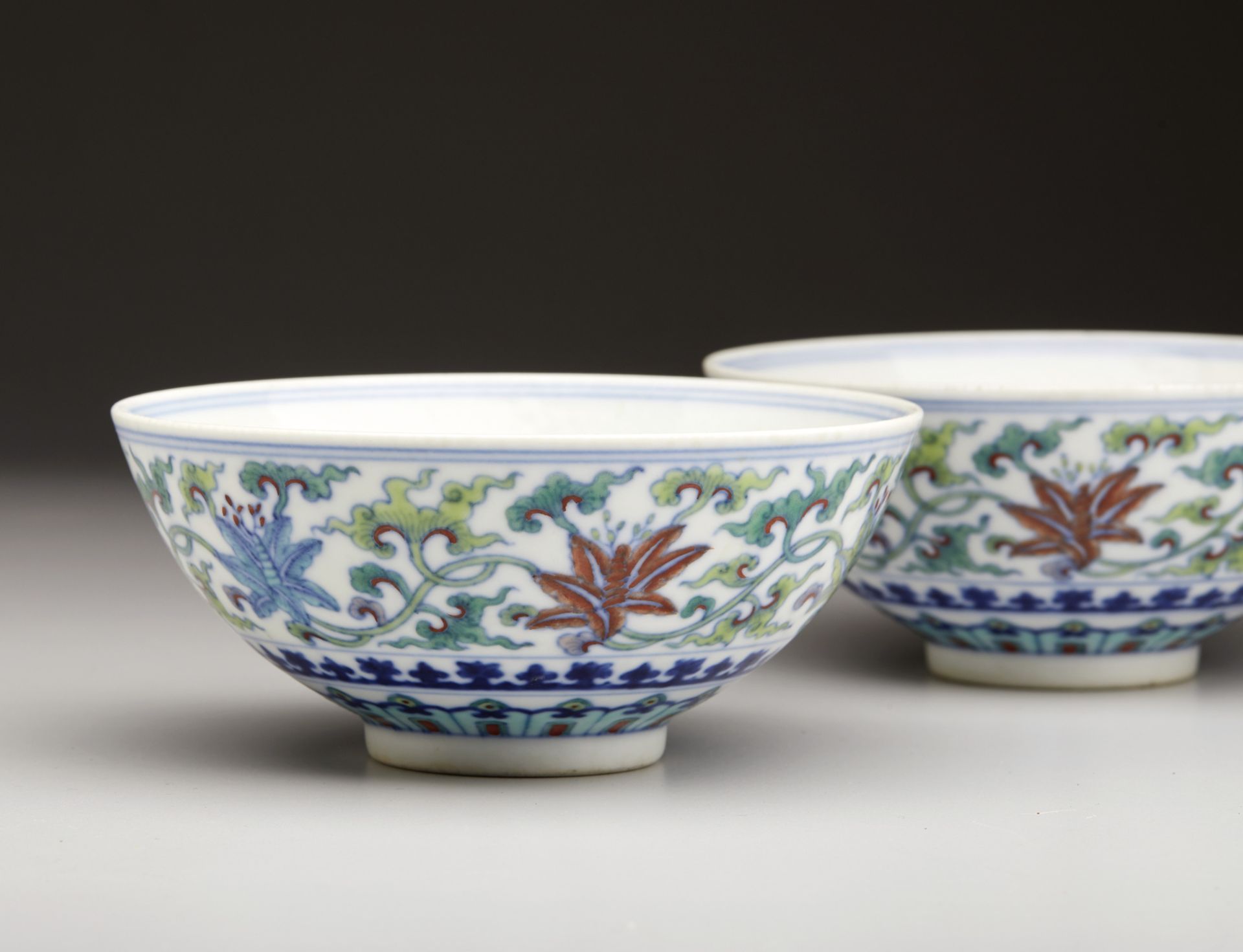 Arte Cinese  A pair of doucai porcelain cups bearing a Qianlong six character seal mark at the base  - Bild 2 aus 4