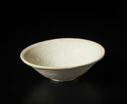 Arte Cinese A qingbai moulded bowlChina, Song dynasty, XII secolo.