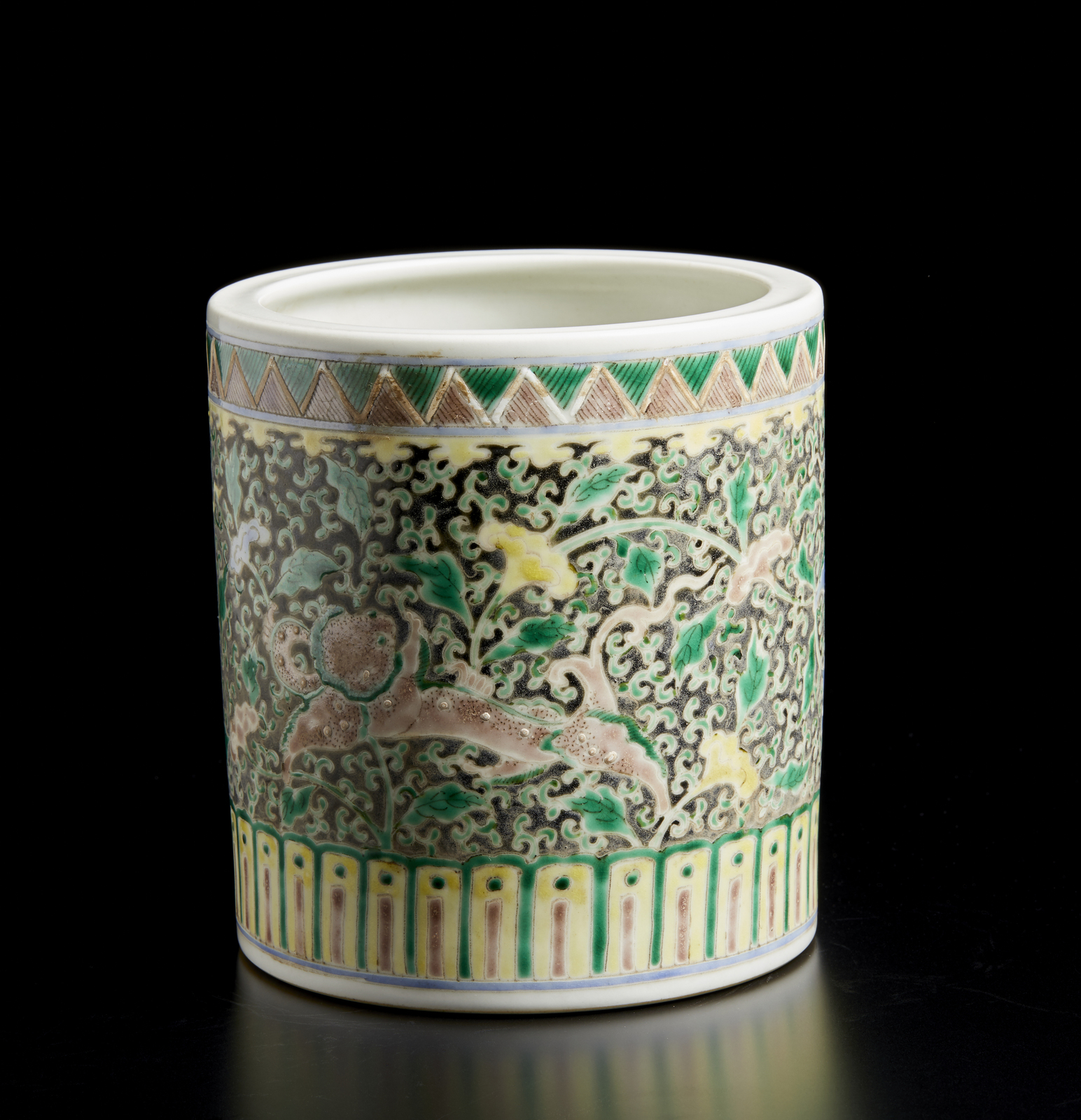 Arte Cinese A "kangxi-wucai" type porcelain brushpot (bitong) bearing a six character Guangxu mark