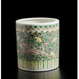 Arte Cinese A "kangxi-wucai" type porcelain brushpot (bitong) bearing a six character Guangxu mark