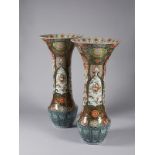 Arte Giapponese A pair of imposing Imari porcelain vases Japan, early 20th century .