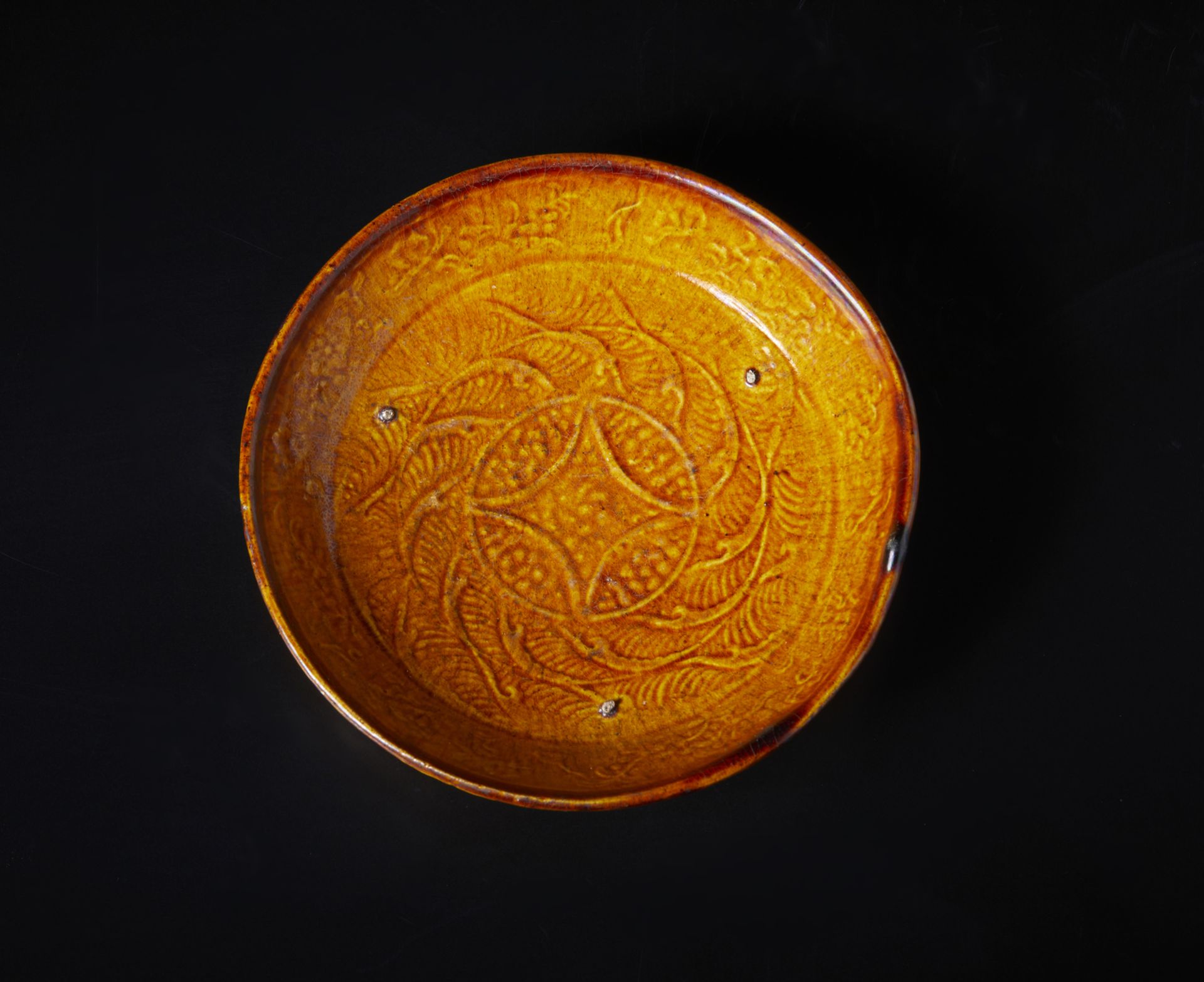 Arte Cinese  A moulded decorated pottery bowlChina, Liao dynasty, 10th century. - Bild 2 aus 3