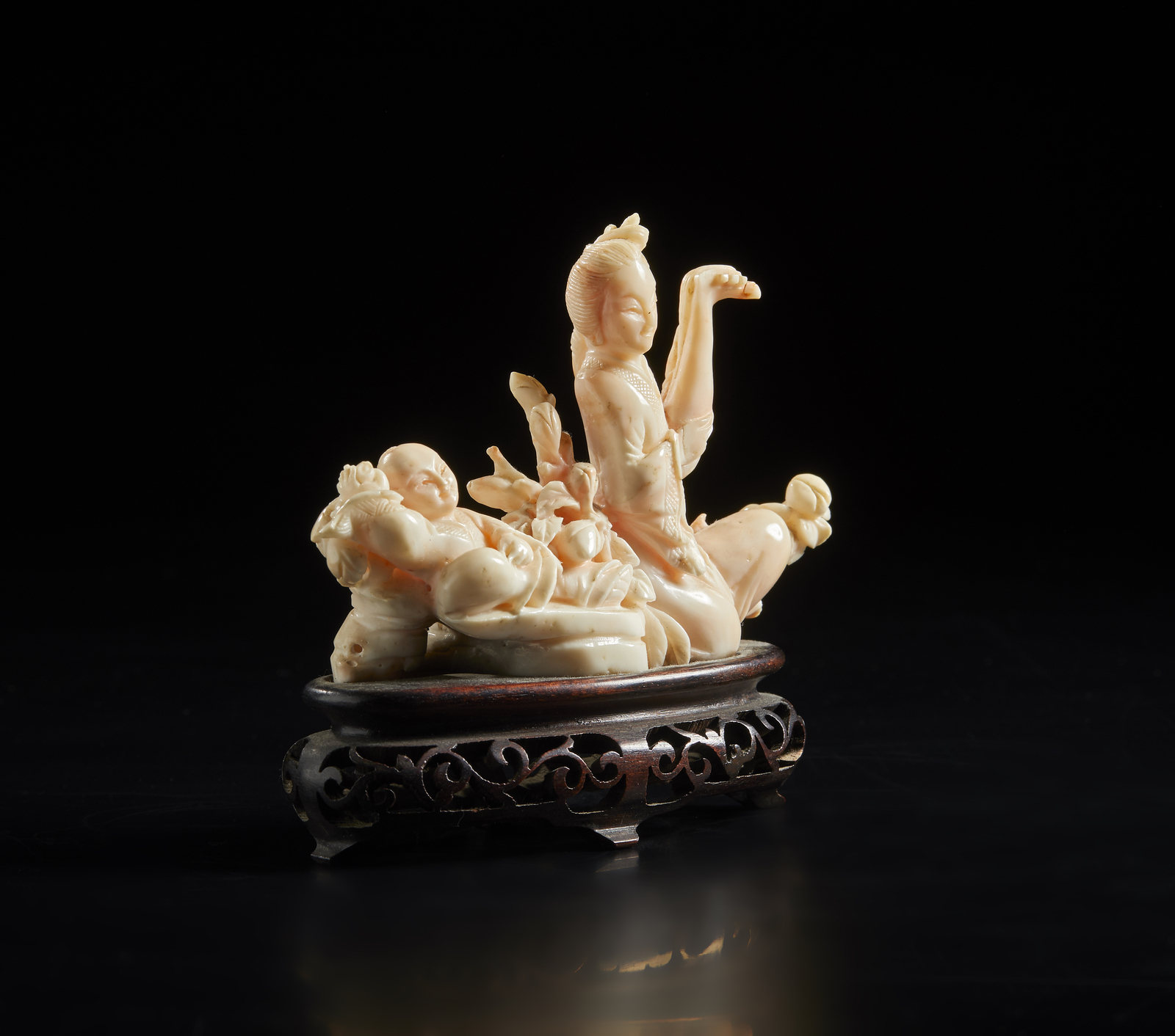 Arte Cinese A peau d'ange coral carvingChina, late 20th century. - Image 3 of 4
