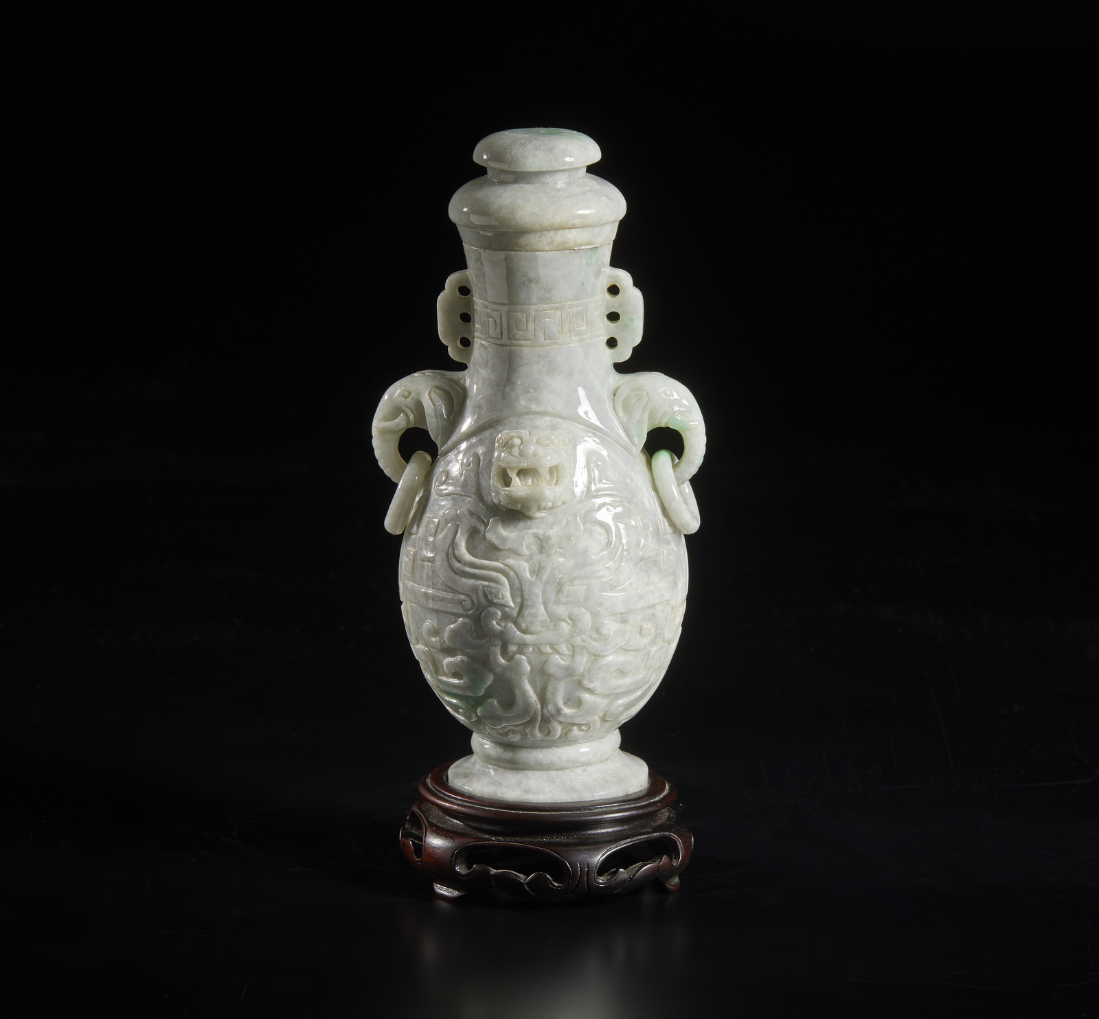 Arte Cinese A white and green jadeite bottle vase with coverChina, 20th century .