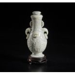 Arte Cinese A white and green jadeite bottle vase with coverChina, 20th century .