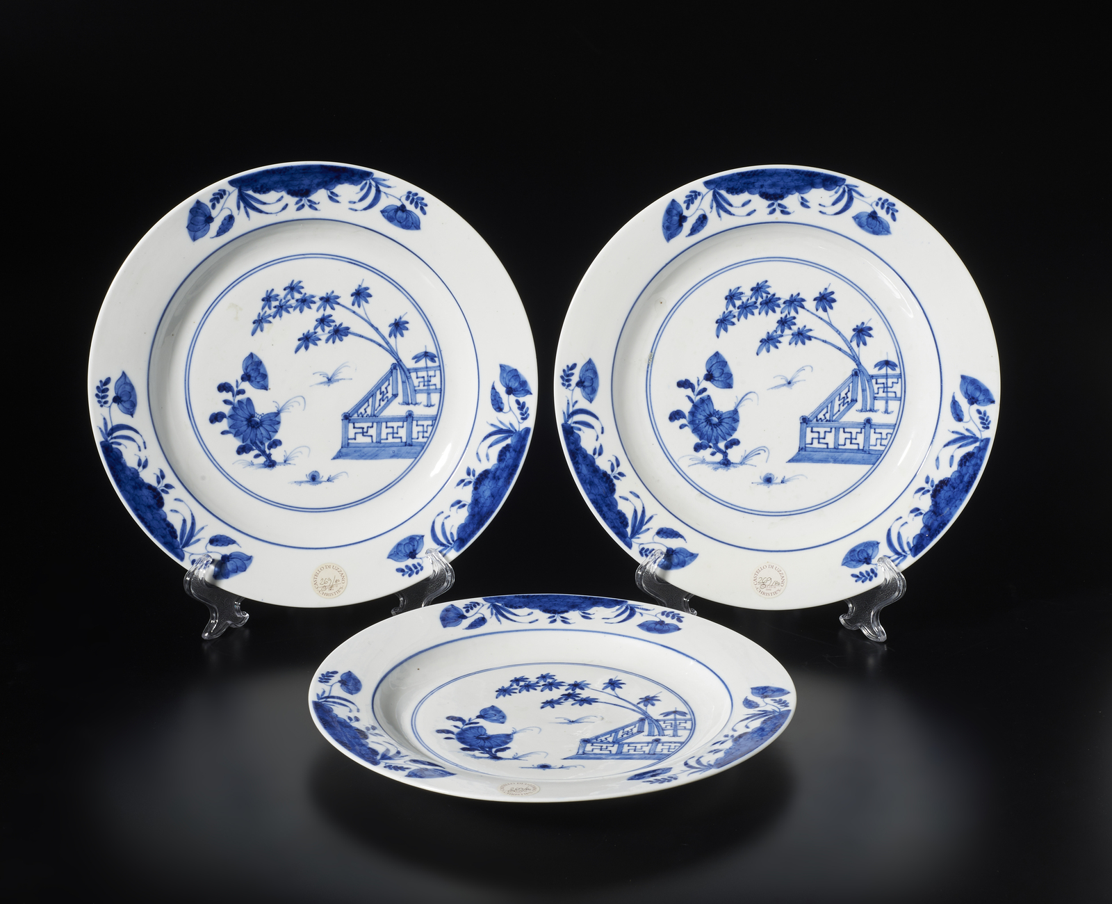 Arte Cinese Three large blue and white porcelain dishesCina, Qing, Kangxi period, 17th/18th century