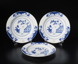 Arte Cinese Three large blue and white porcelain dishesCina, Qing, Kangxi period, 17th/18th century