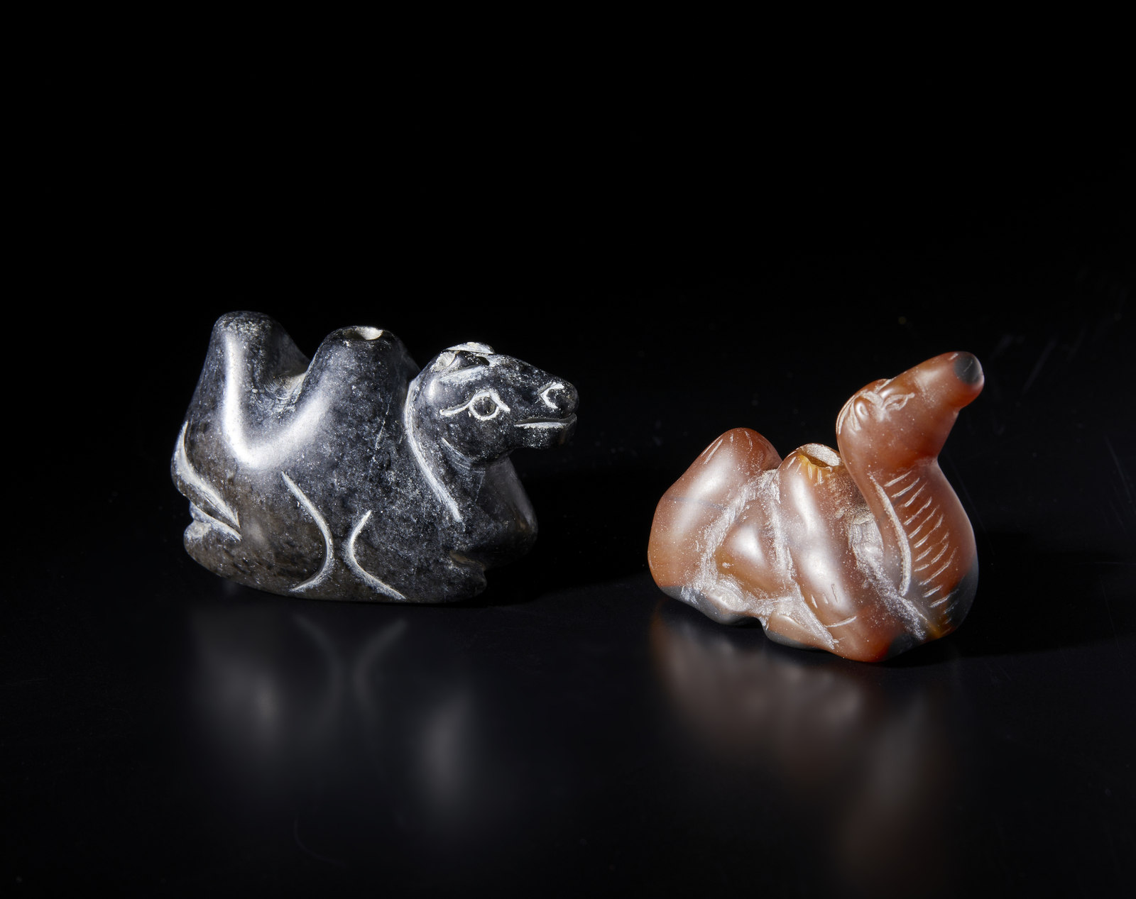Arte Cinese Two camel shaped jade carvings China, Qing dynasty, 19th century.