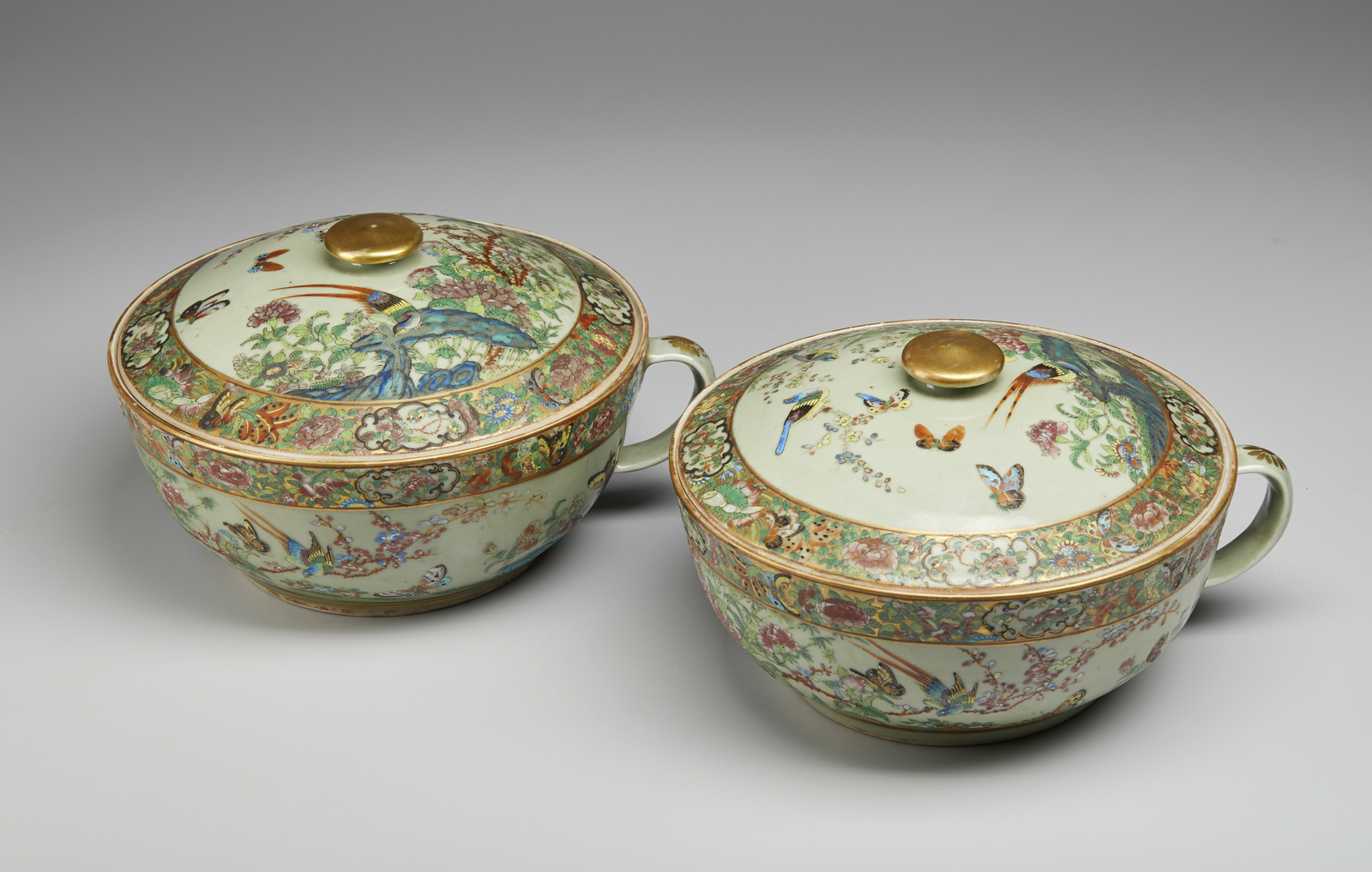 Arte Cinese A pair of large Canton porcelain bowls and covers China, Qing dynasty, 19th century . - Image 3 of 3