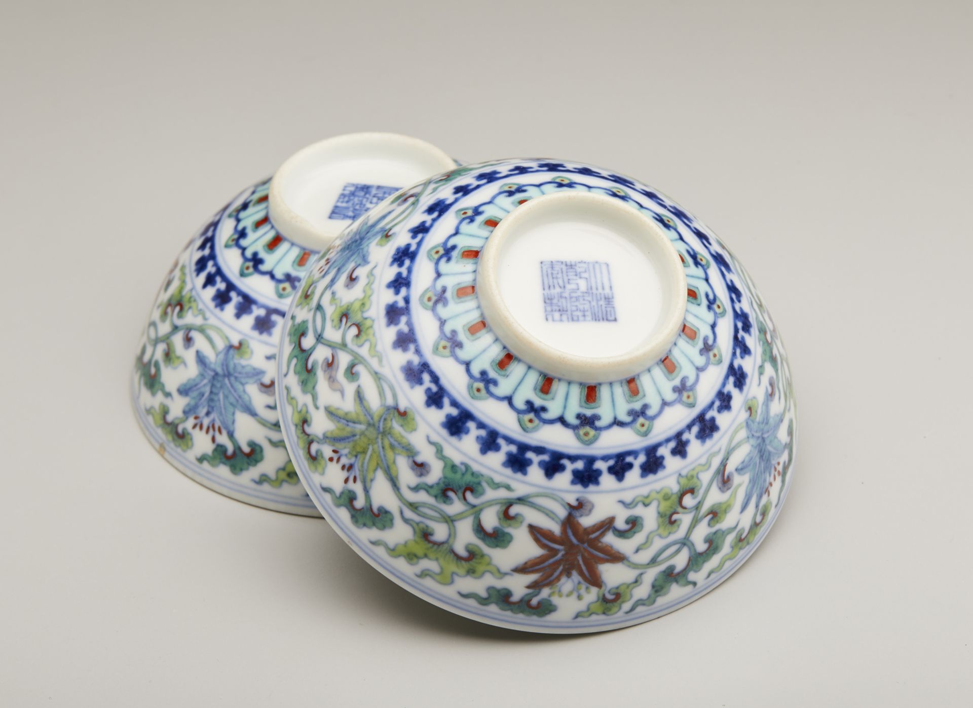 Arte Cinese  A pair of doucai porcelain cups bearing a Qianlong six character seal mark at the base  - Bild 4 aus 4