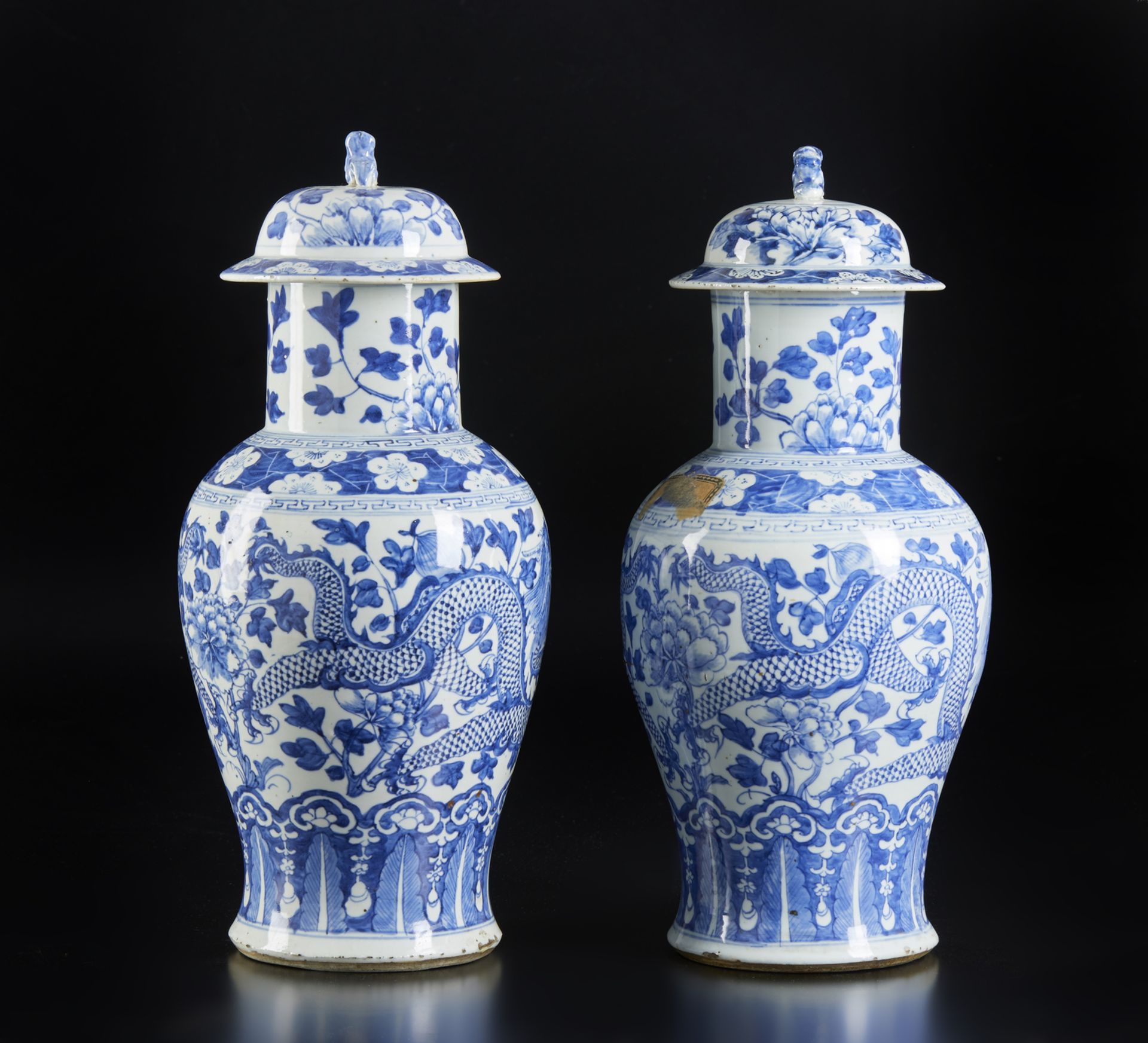 Arte Cinese Two large blue and white porcelain balauster vases and covers, decorated with dragons a - Image 2 of 4