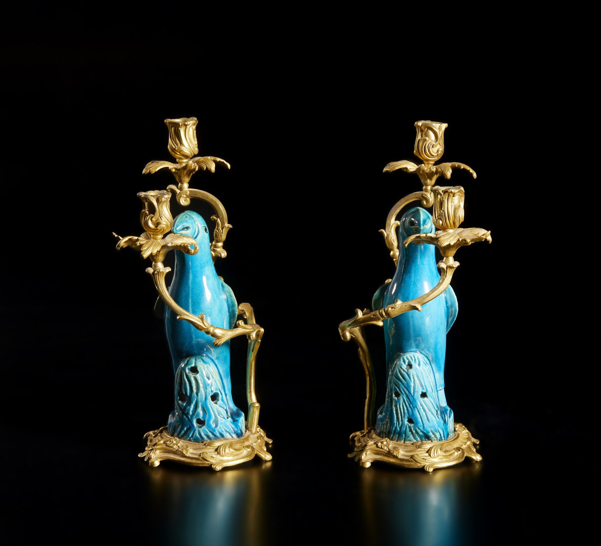 Arte Cinese  A pair of gilded bronze chandlesticks with blue glazed porcelain parrotsChina, Qing, 19 - Bild 5 aus 8