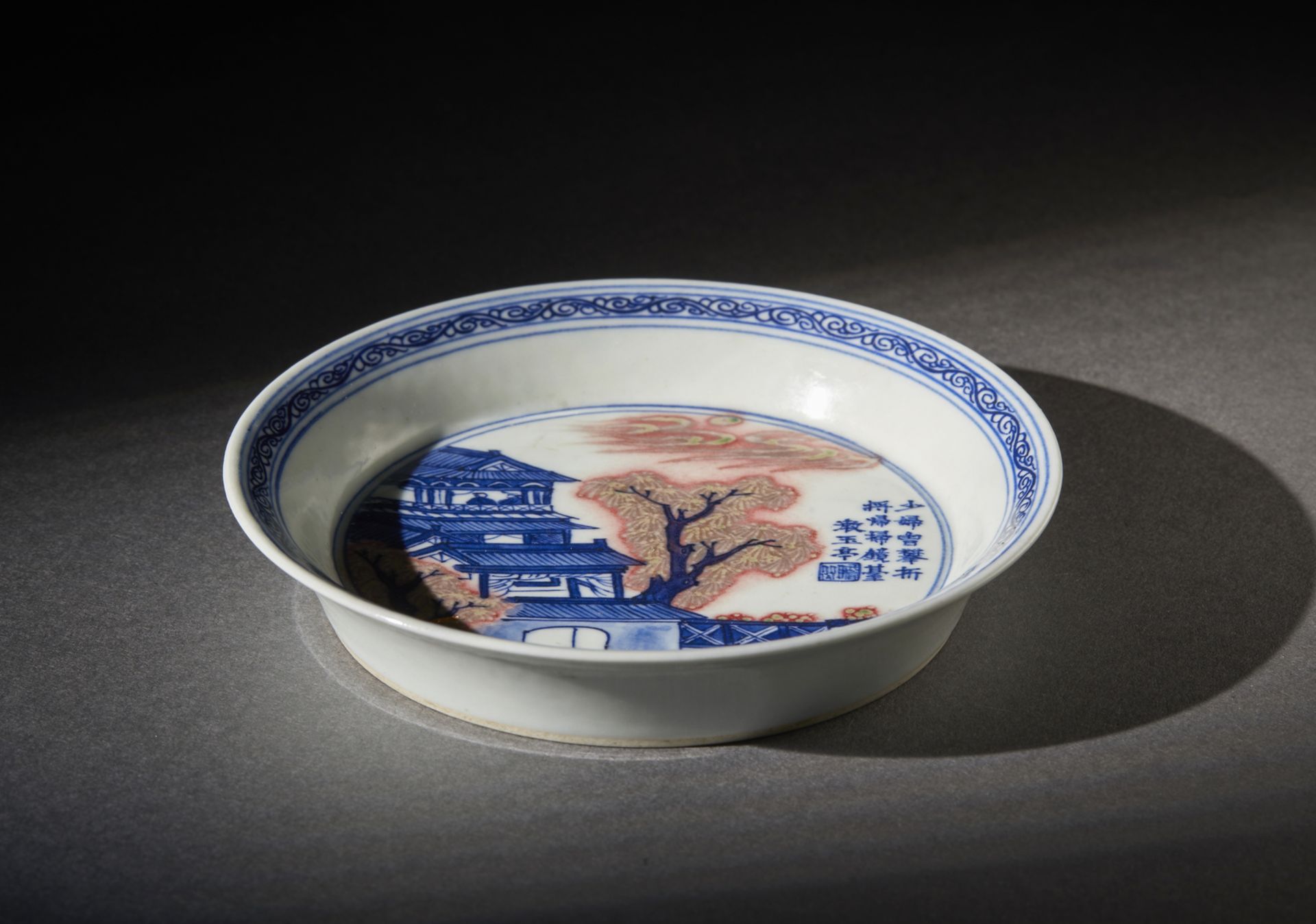 Arte Cinese  A porcelain saucer dish with underglaze red decoration. China, 20th century. .