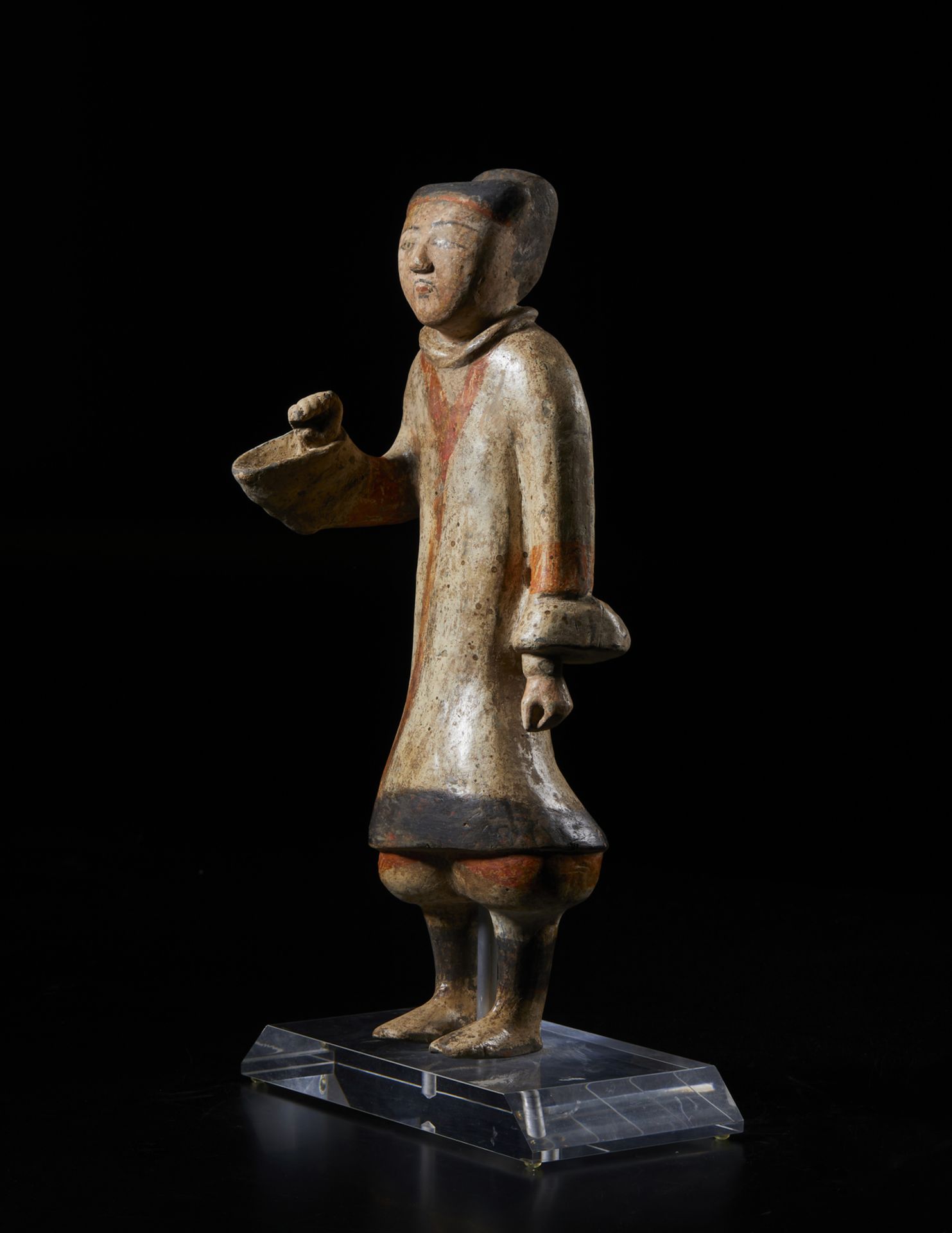 Arte Cinese  A pottery standing male figureChina, Han dynasty, 1st century.