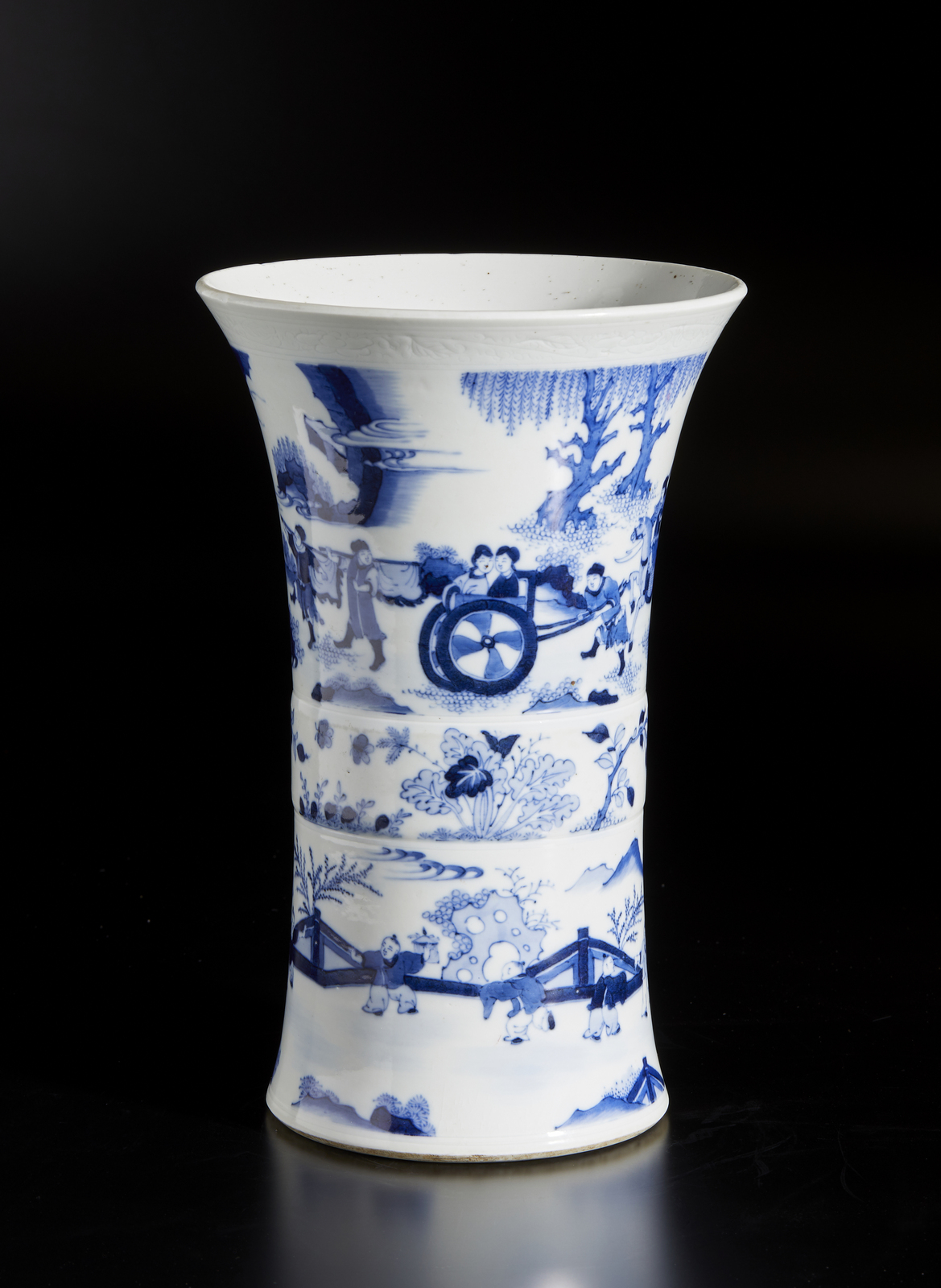Arte Cinese A blue and white porcelain trumpet vaseChina, Qing dynasty, 18th century .