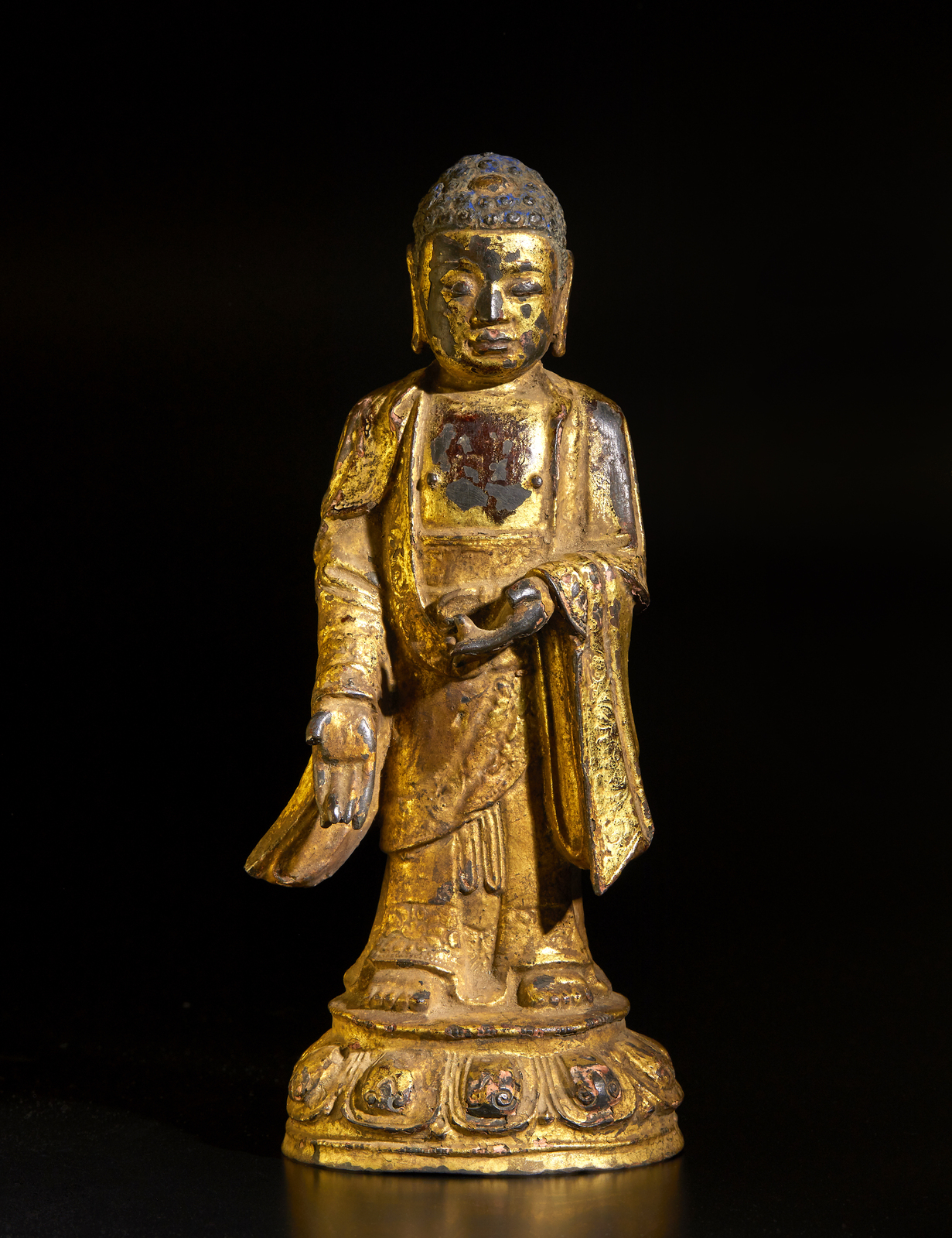 Arte Cinese A gilt lacquered bronze figure of standing BuddhaChina, Ming dynasty, 16th century.