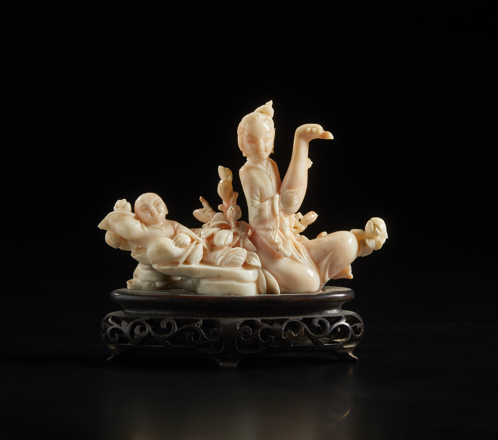 Arte Cinese A peau d'ange coral carvingChina, late 20th century.