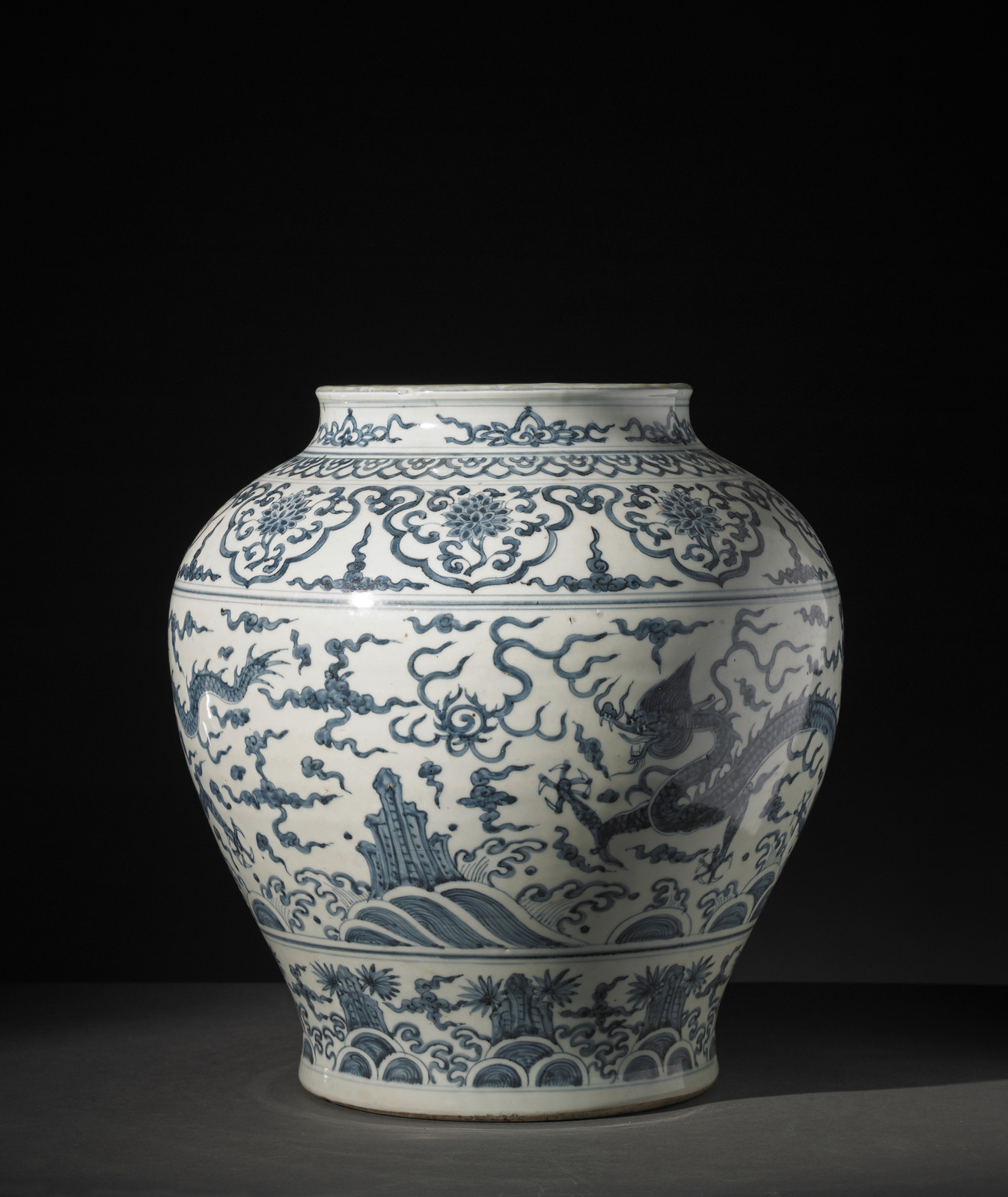 Arte Cinese Large blue and white jarChina, Ming dynasty, 16th century or later .