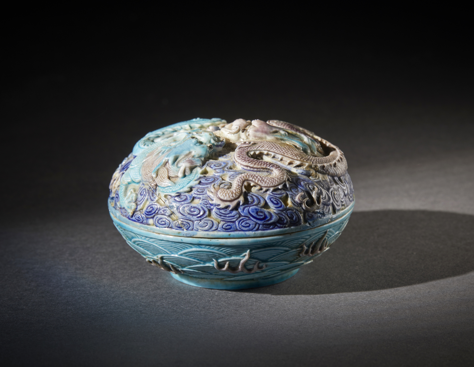 Arte Cinese A porcelain round box and cover decorated with a dragon. China, Qing dynasty, Qianlong - Image 3 of 5