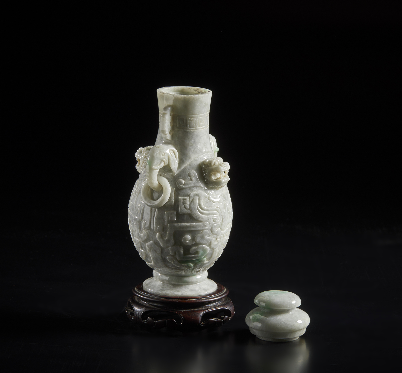 Arte Cinese A white and green jadeite bottle vase with coverChina, 20th century . - Image 3 of 5