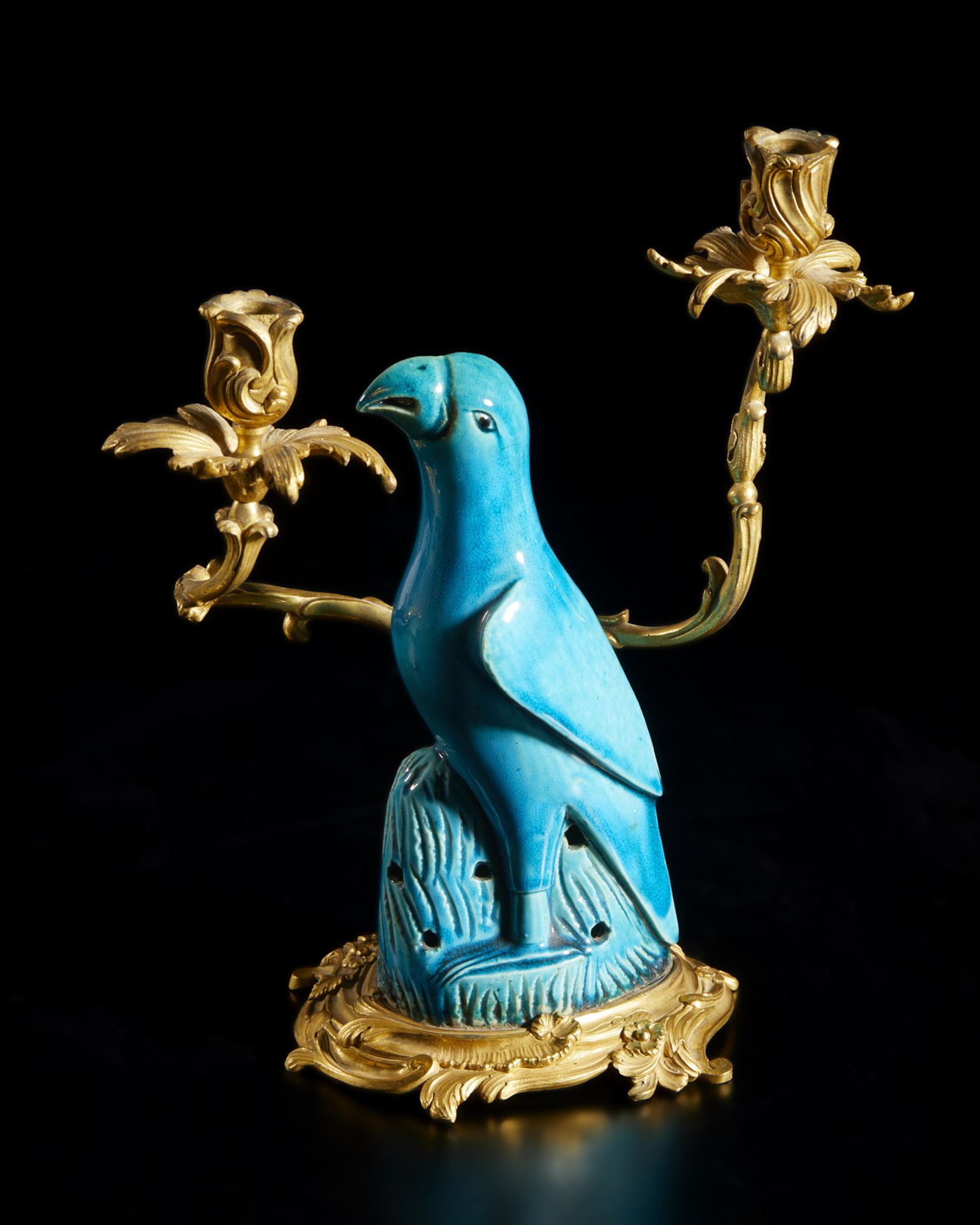 Arte Cinese  A pair of gilded bronze chandlesticks with blue glazed porcelain parrotsChina, Qing, 19 - Bild 7 aus 8