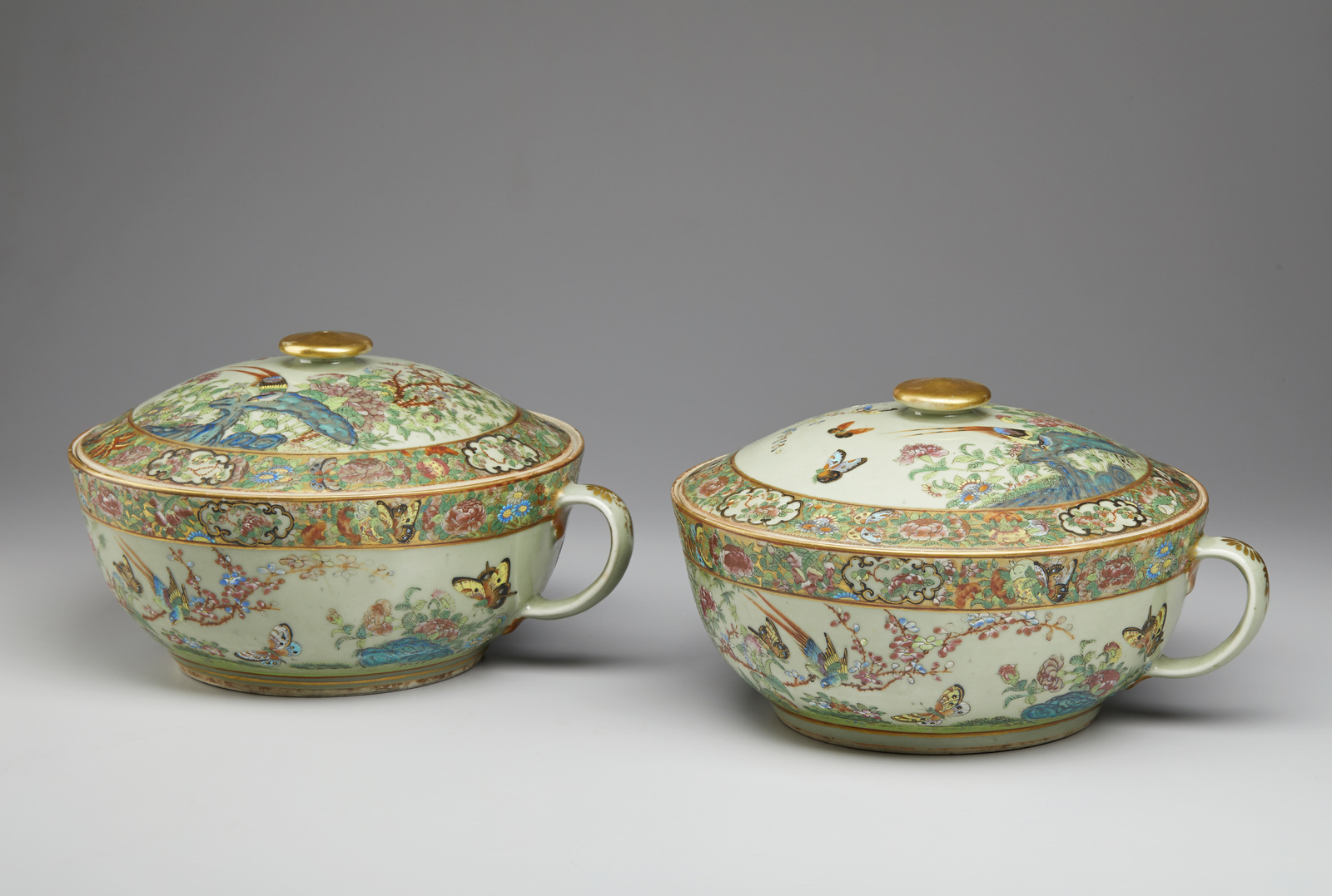 Arte Cinese A pair of large Canton porcelain bowls and covers China, Qing dynasty, 19th century . - Image 2 of 3