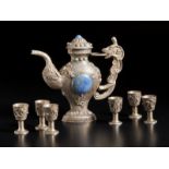 Arte Cinese Set composed of a silver teapot and six cups. China, Qing dynasty, 19th century. .