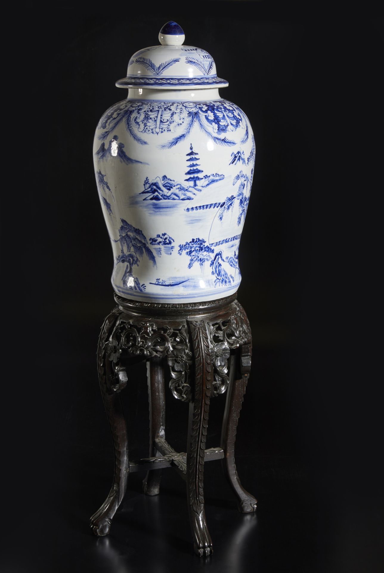 Arte Cinese Lot composed of a blue and white Chinoiserie porcelain jar with lid and a Chinese stand - Image 2 of 6