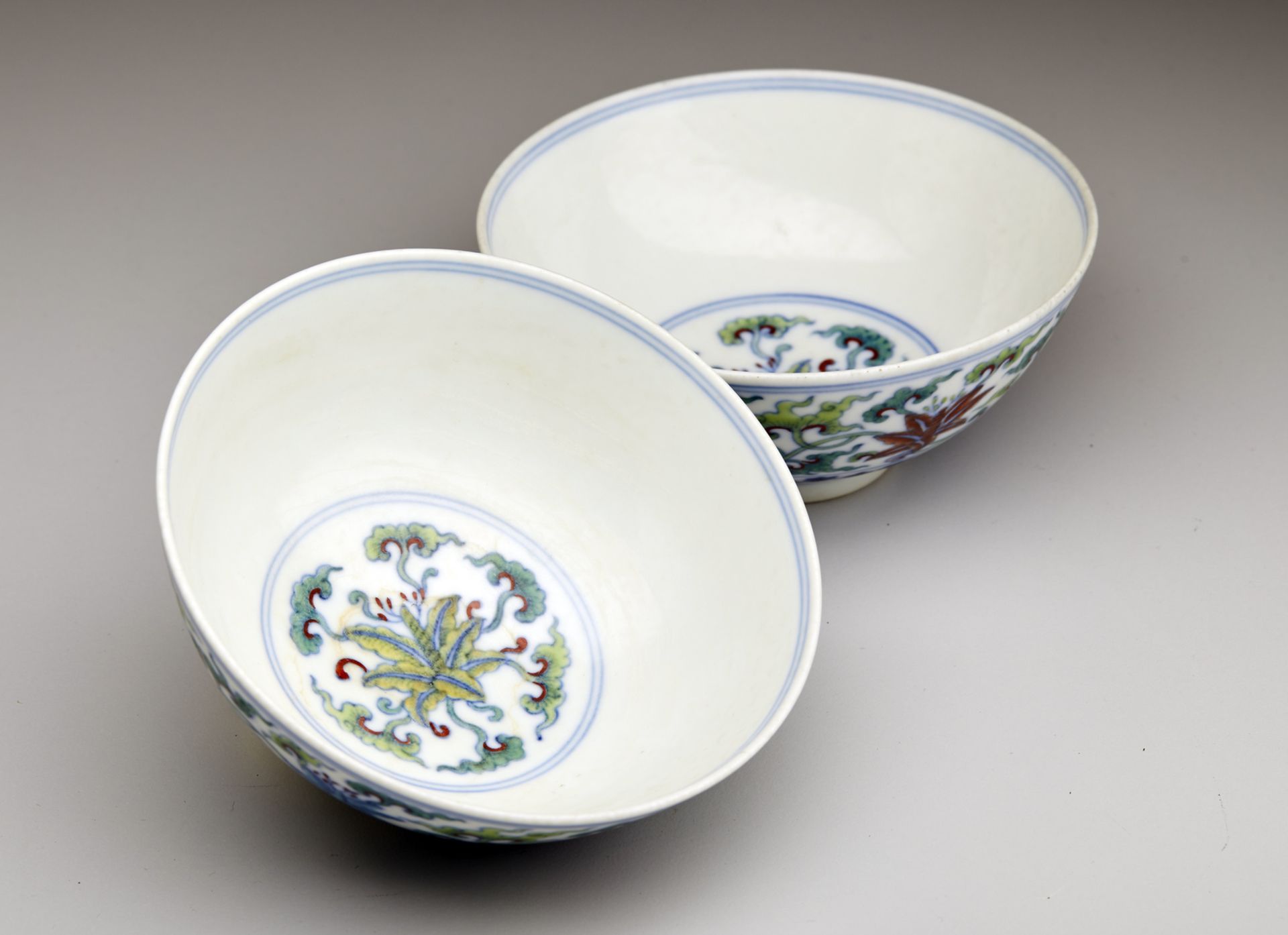 Arte Cinese  A pair of doucai porcelain cups bearing a Qianlong six character seal mark at the base  - Bild 3 aus 4