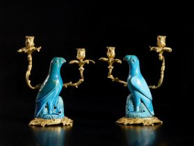 Arte Cinese A pair of gilded bronze chandlesticks with blue glazed porcelain parrotsChina, Qing, 19