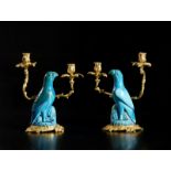 Arte Cinese A pair of gilded bronze chandlesticks with blue glazed porcelain parrotsChina, Qing, 19