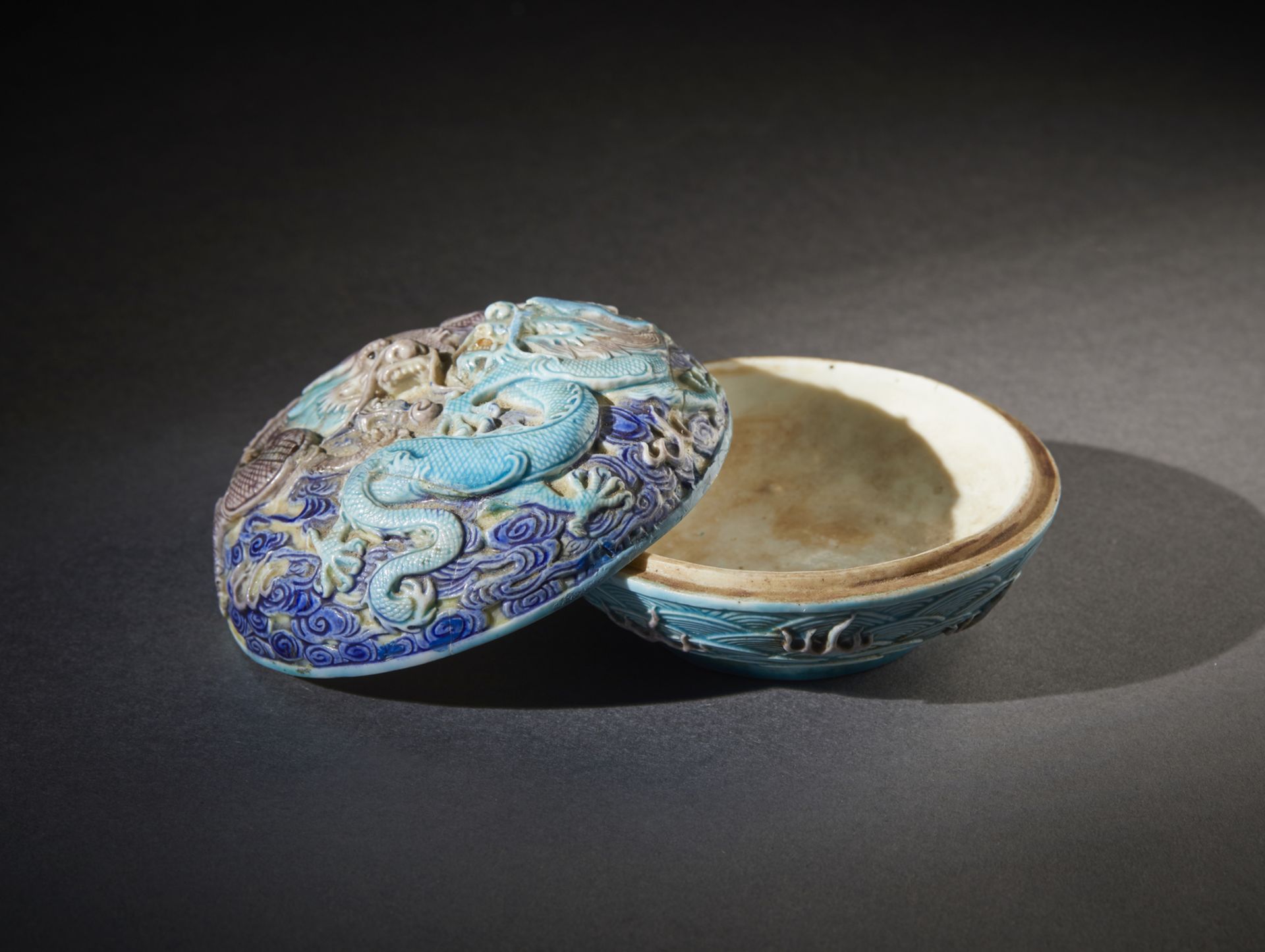 Arte Cinese  A porcelain round box and cover decorated with a dragon. China, Qing dynasty, Qianlong 