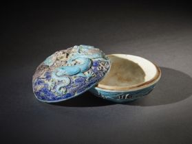 Arte Cinese A porcelain round box and cover decorated with a dragon. China, Qing dynasty, Qianlong